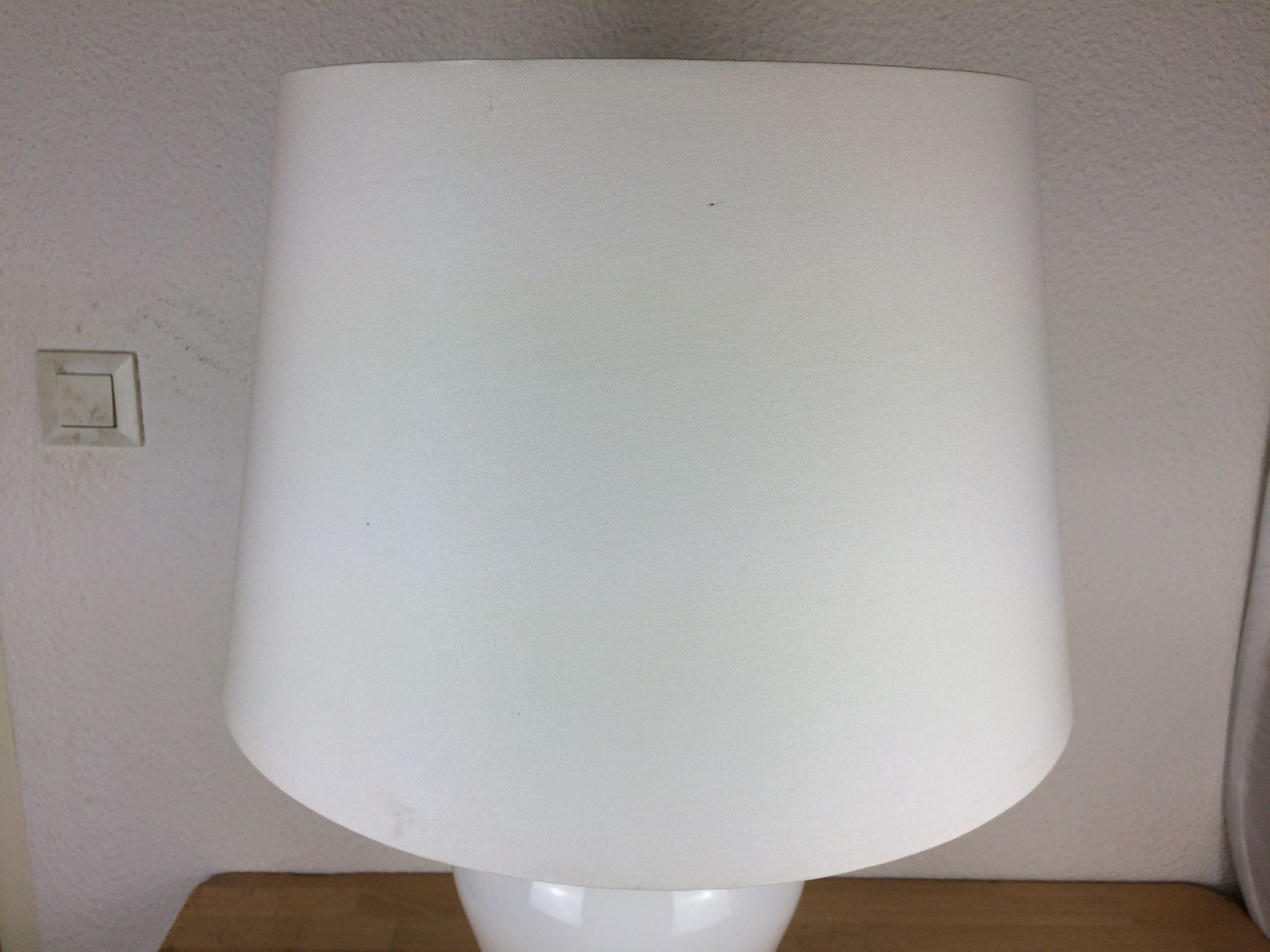 Lampe à poser opaline années 70 space age pied balustre