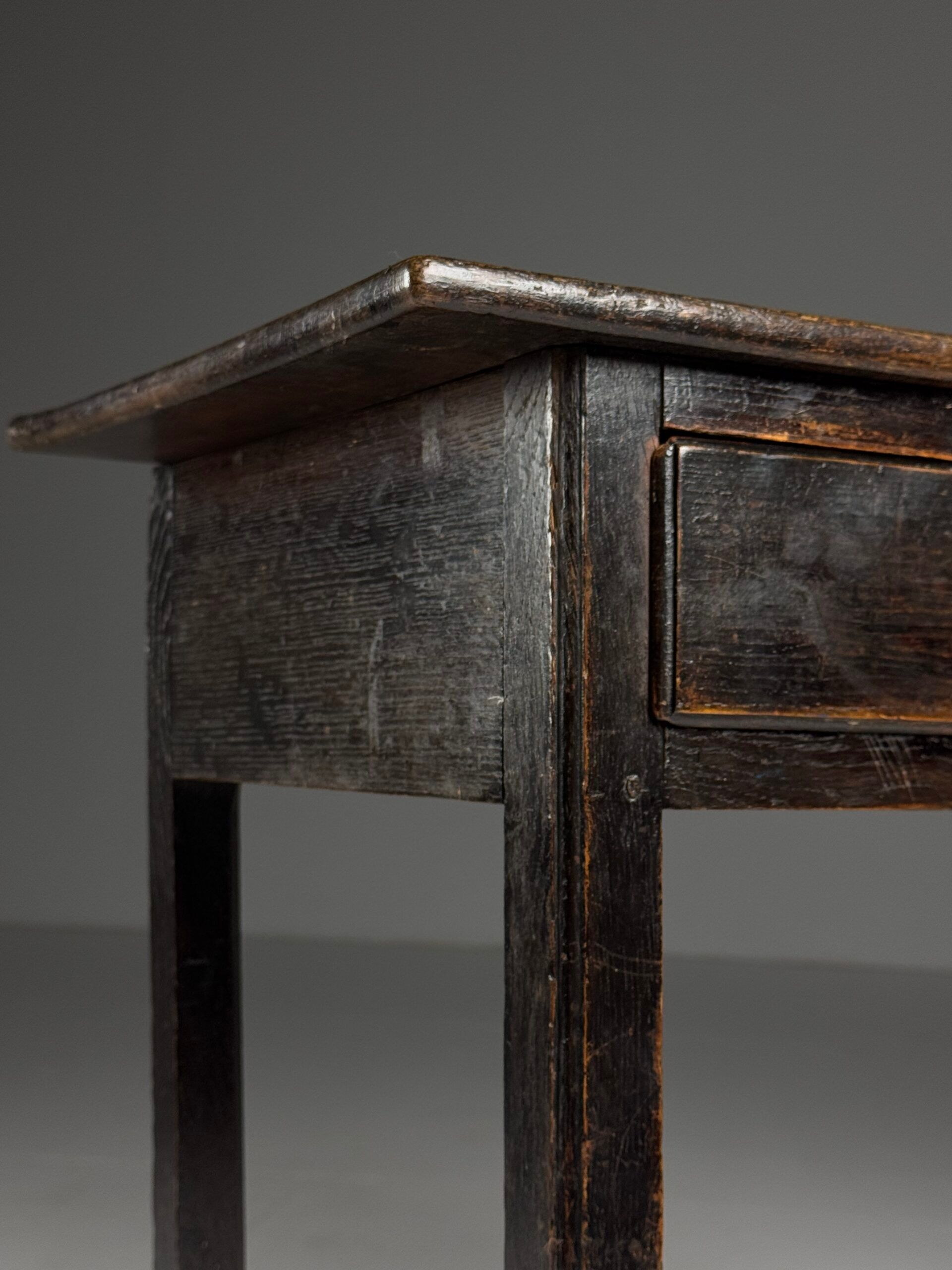 Table anglaise du XVIIe siècle