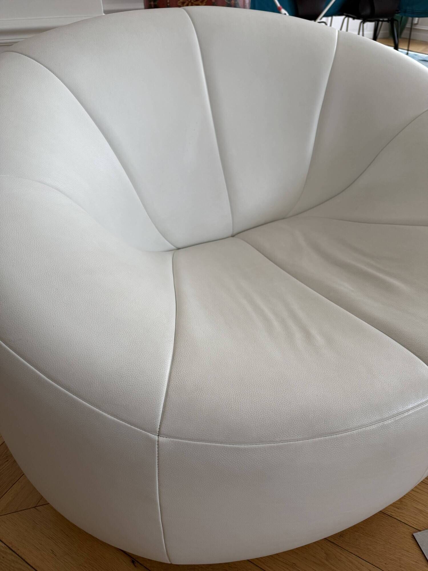 Very beautiful white leather armchair model Pumpkin by Pierre Paulin.
