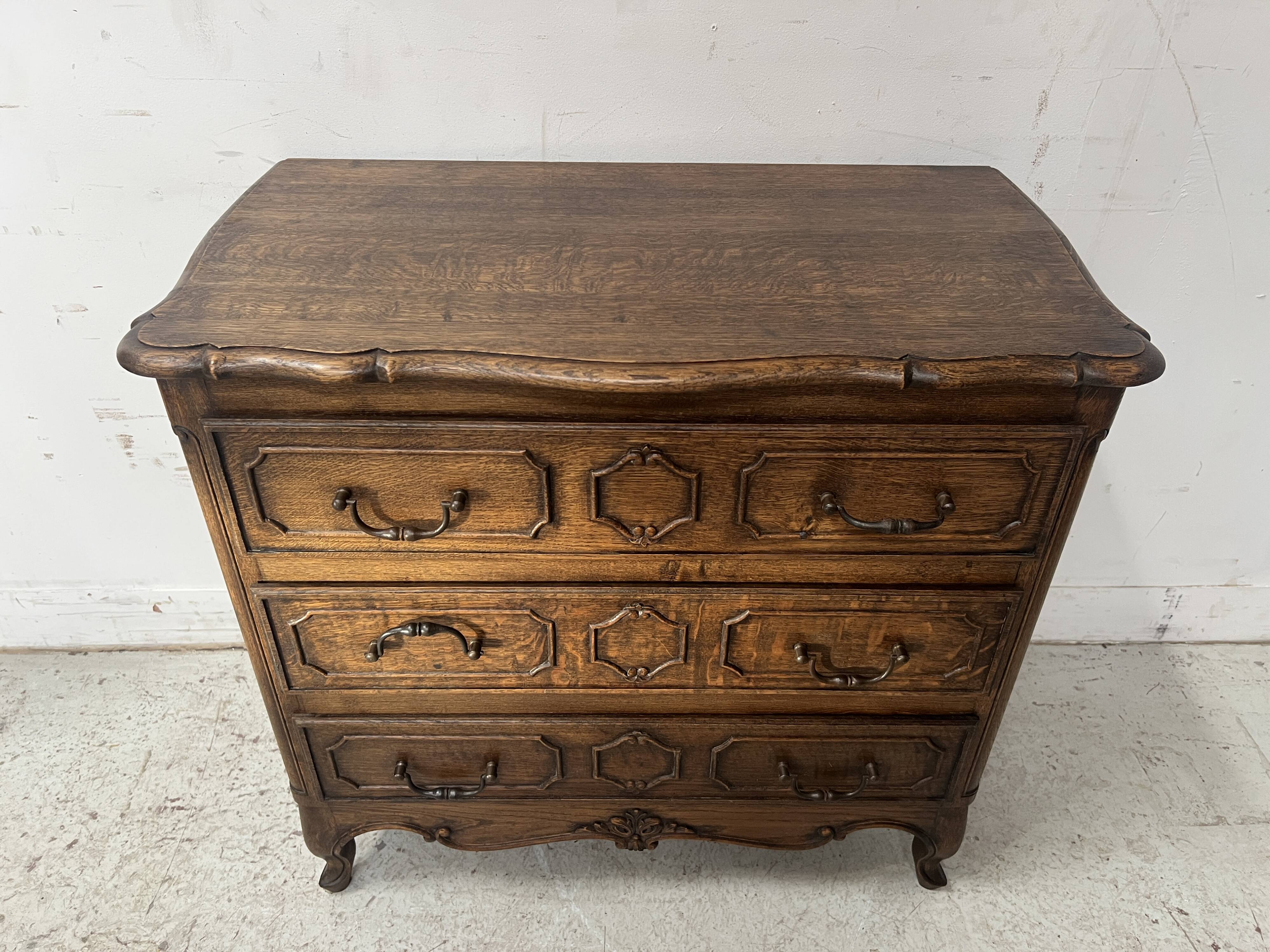 Commode de style Régence en chene sculpté XX siècle