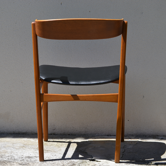 Chaises scandinaves en teck et simili cuir noir 1960