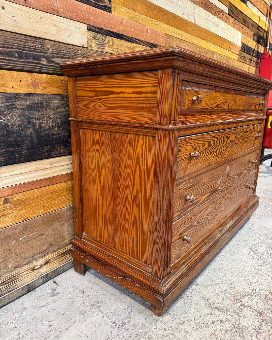 Commode en pitchpin massif