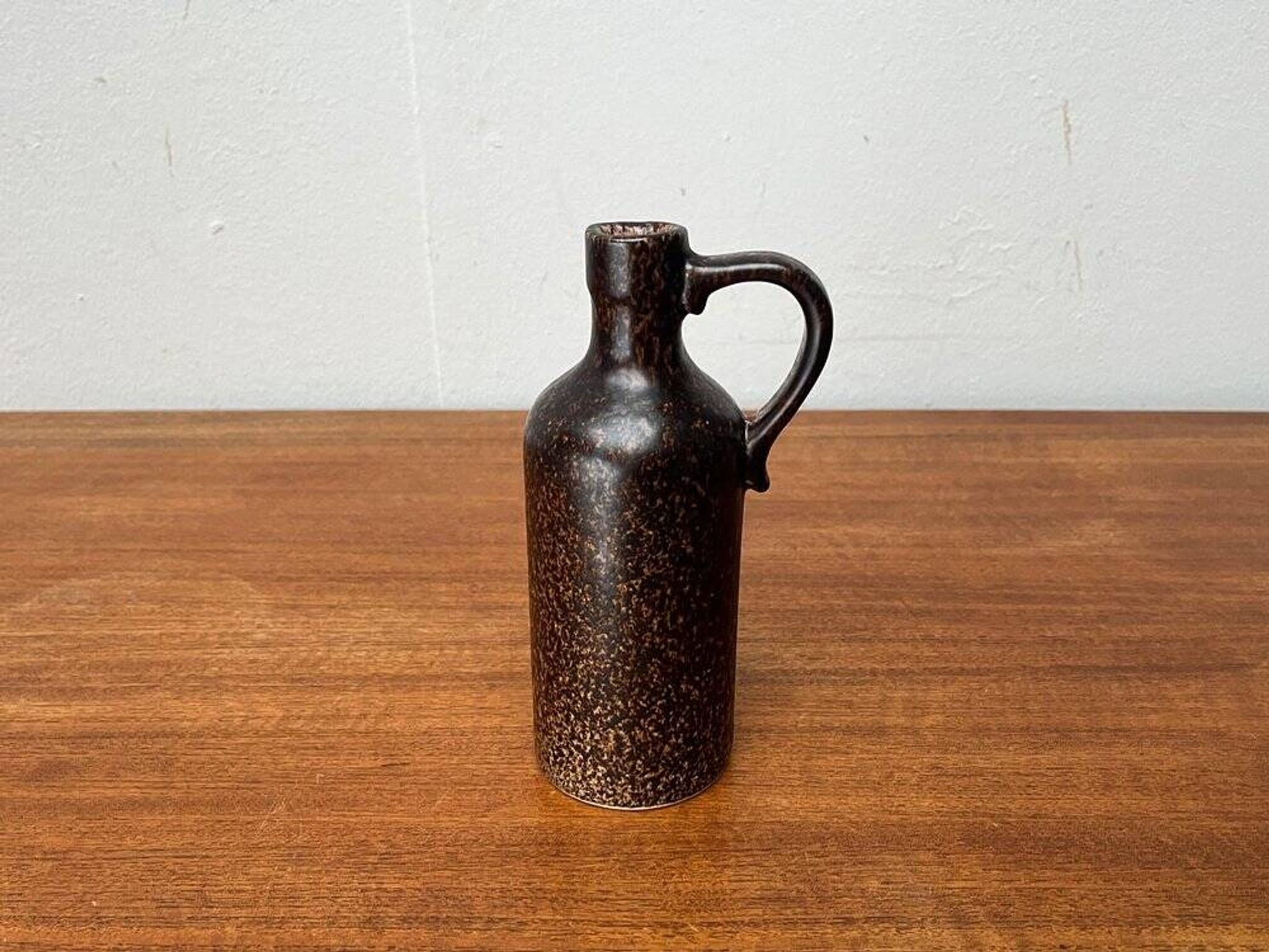 Mid-century ceramic carafe vase by Bastian le Pemp for Kemper / Quimper France, 1960s.
