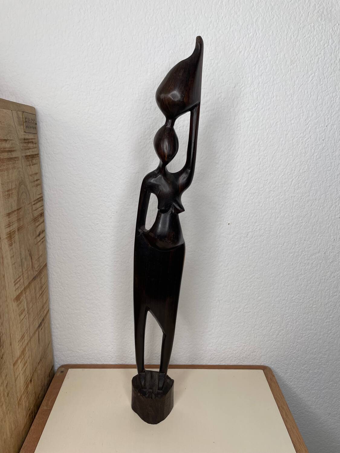 Statuette femme portant une jarre en bois 47cm