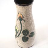 Vase années 1950, boutons de roses et aspect sablé