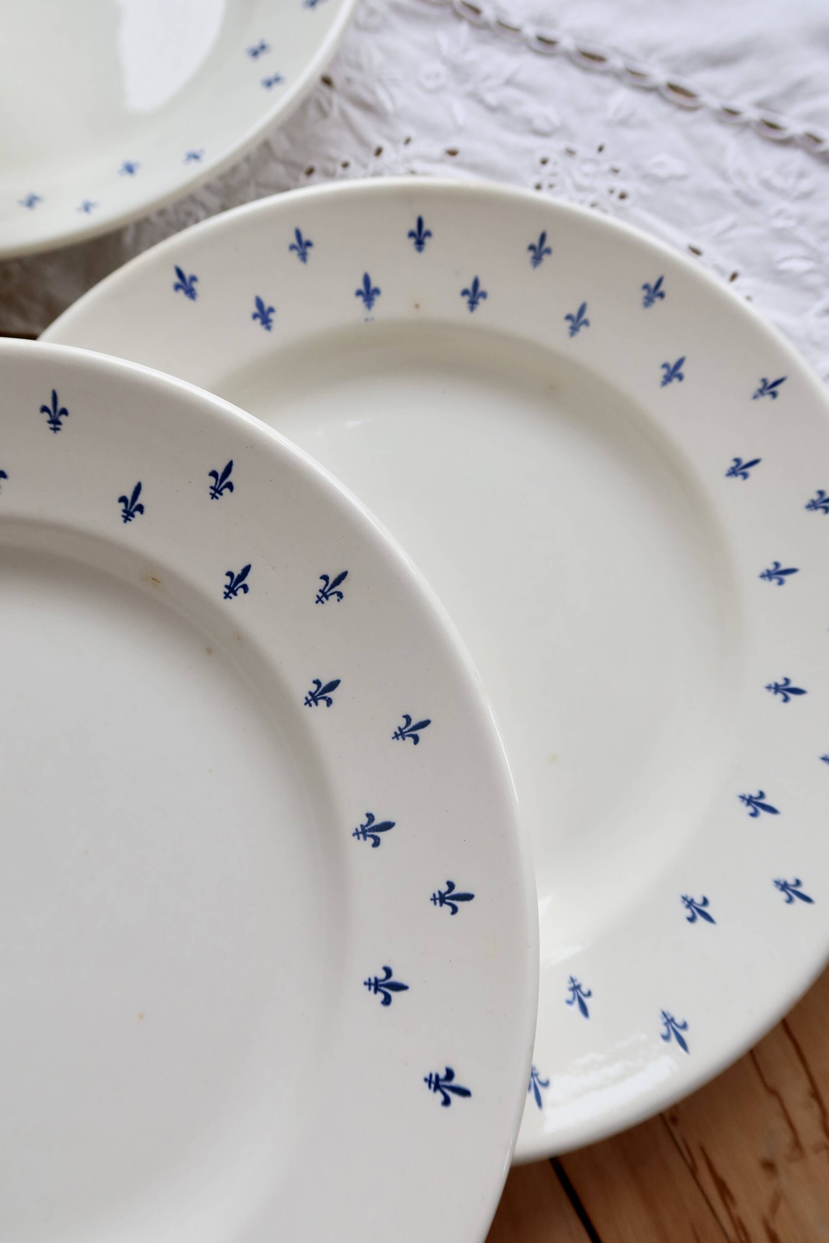 6 assiettes plates vintage en faïence blanche – décor fleurs de lys bleu