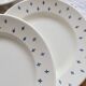 6 assiettes plates vintage en faïence blanche – décor fleurs de lys bleu
