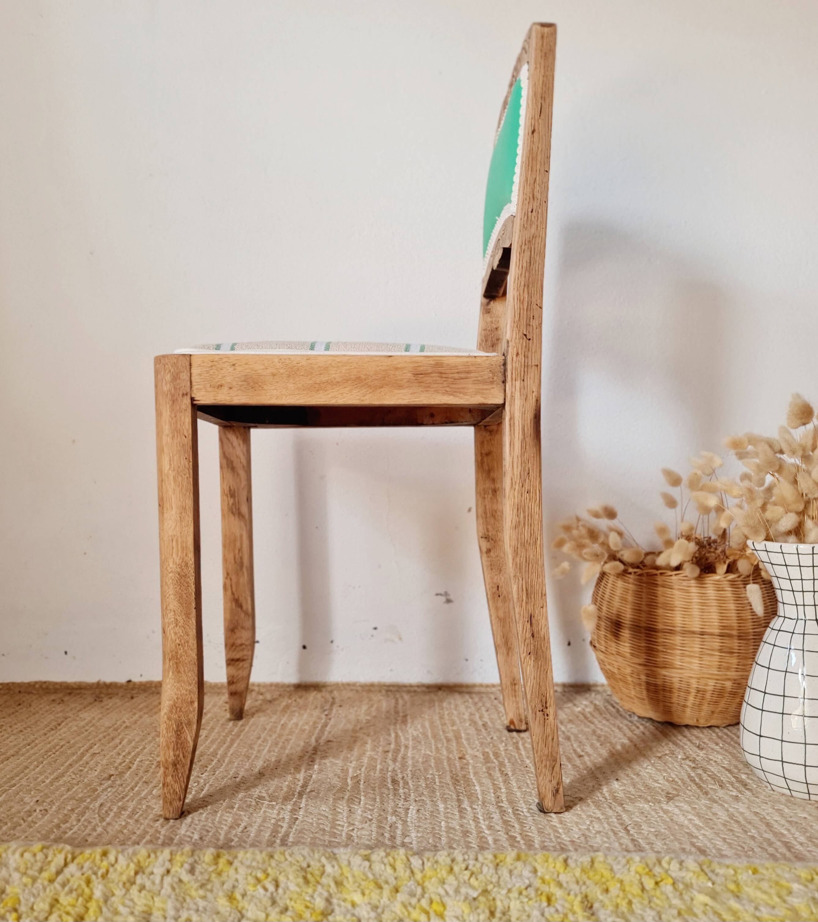 Chaise ancienne rénovée – bois sculpté et dossier vert