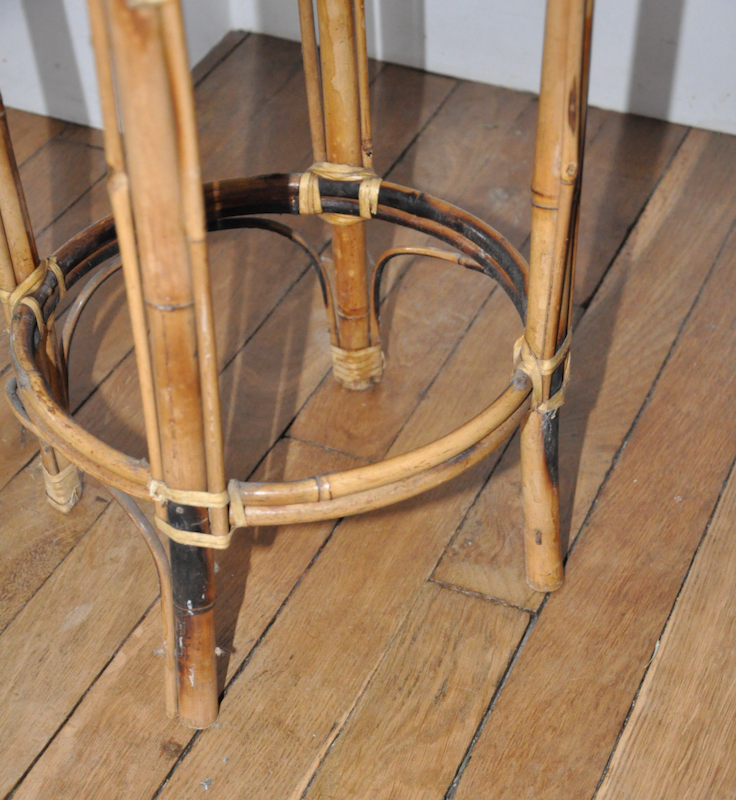 Hot seat in rattan and wicker