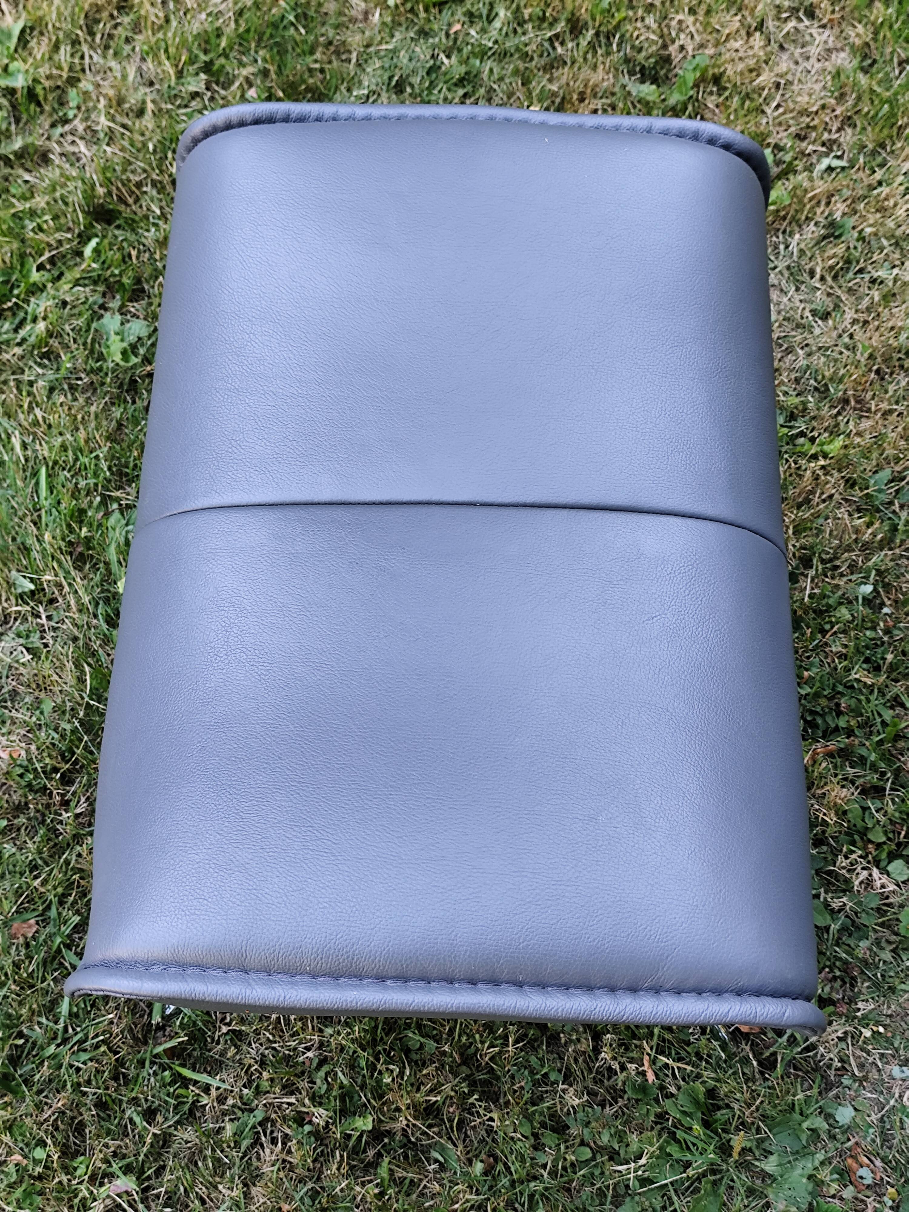 Stressless City armchair with footrest/ottoman, grey