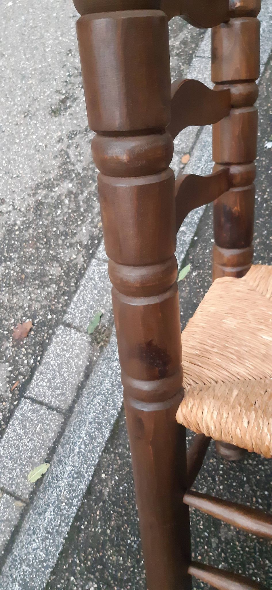 4 chaises brutalistes en bois tourné et paille