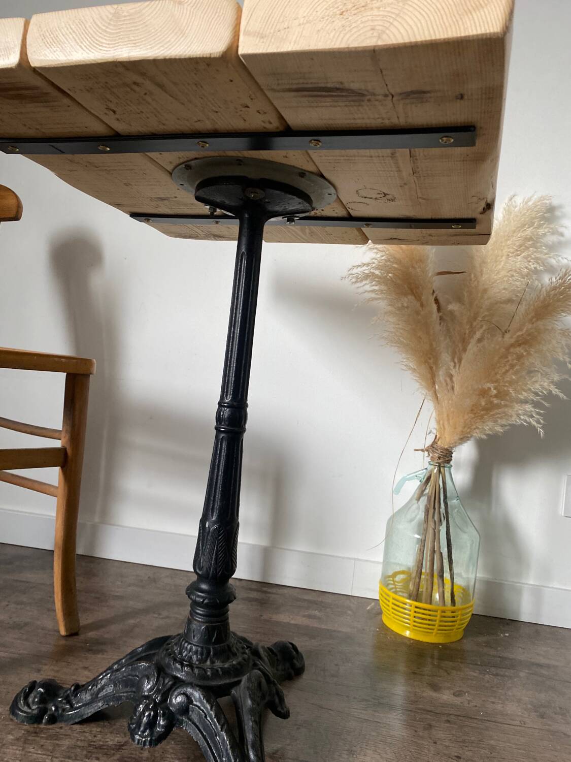 Bistro table with a central cast iron base in industrial style.