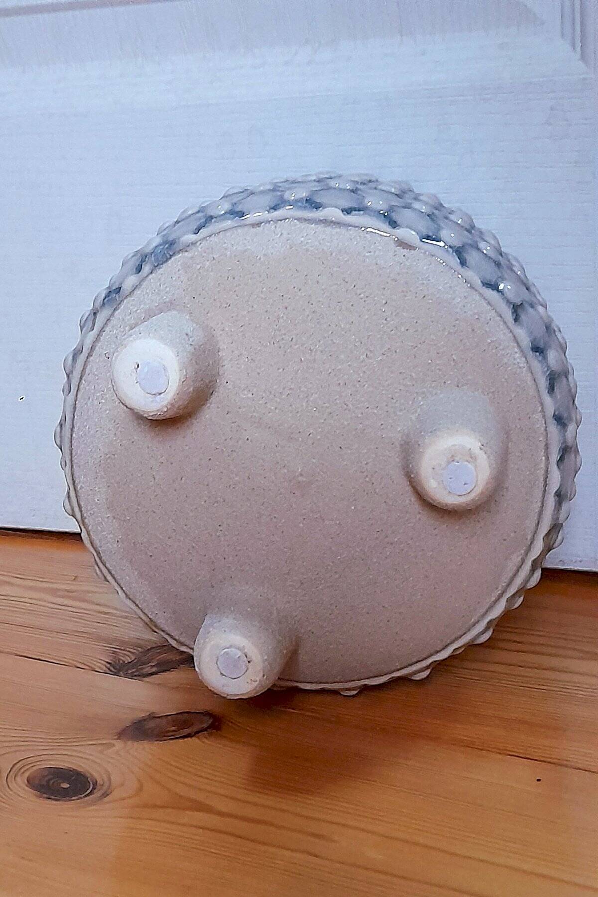 Tripod ceramic cache pot