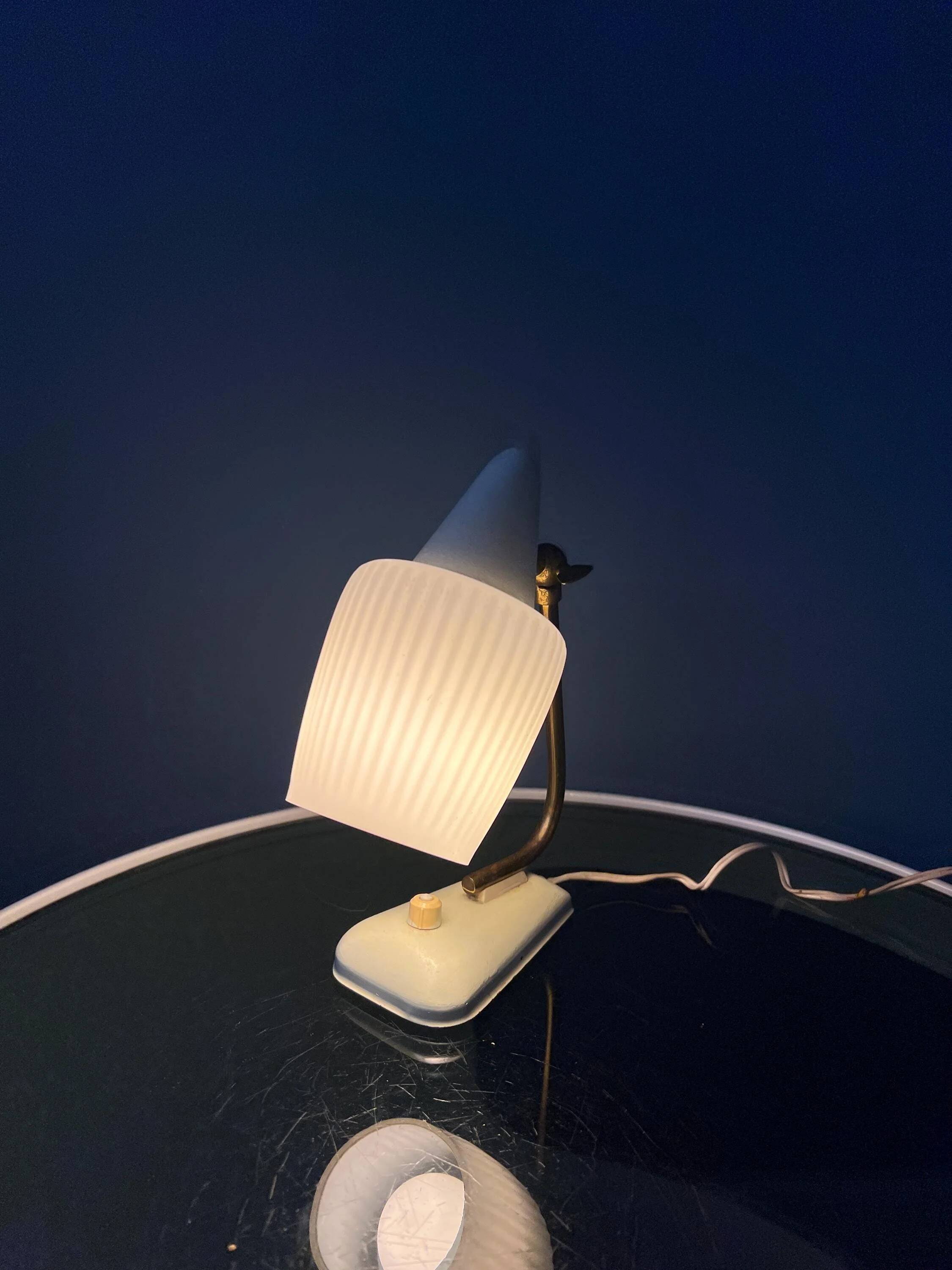 Lampe de bureau en verre opalin style Art déco Mid-Century