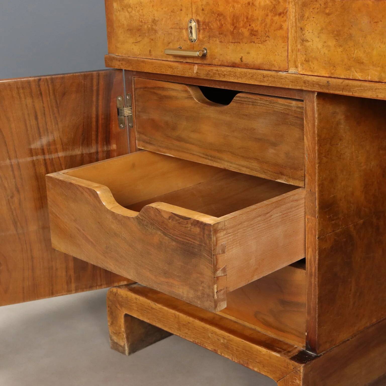 Antique Art Deco desk in walnut and walnut burl, 20th century