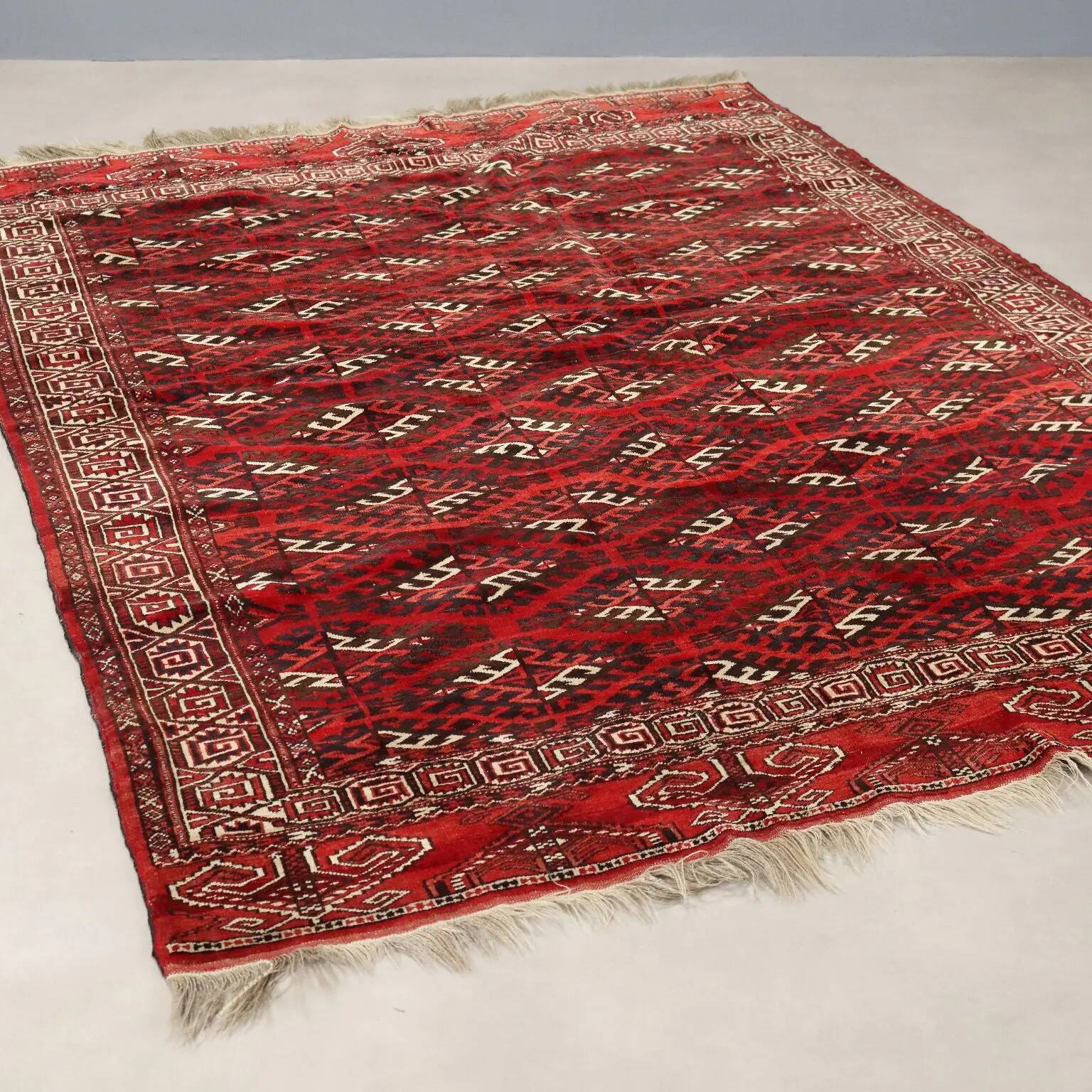Antique Boukhara carpet in wool, fine knot, Turkmenistan 102 x 71 in.