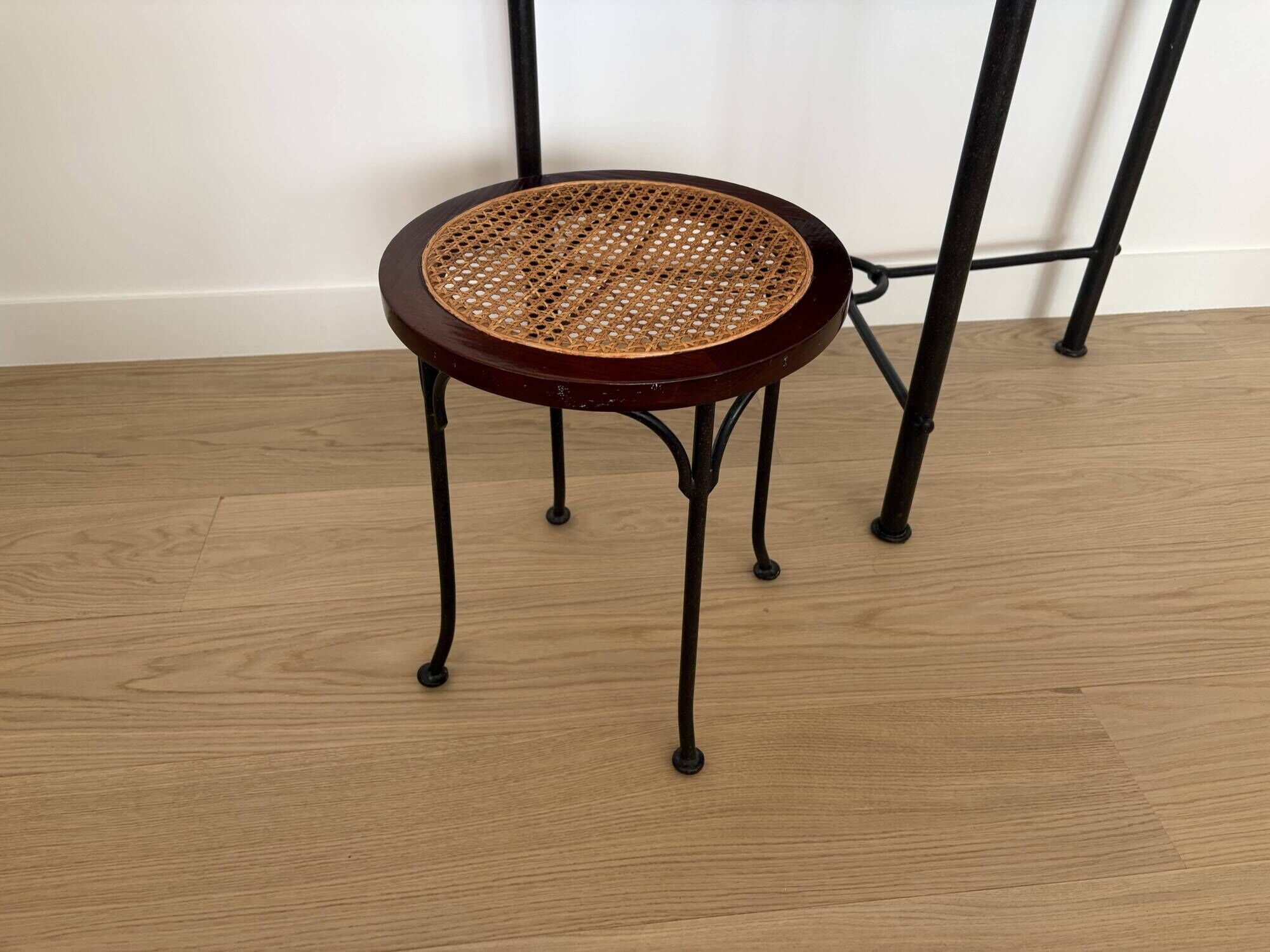 Tabouret canné Grange en fer forgé et bois massif