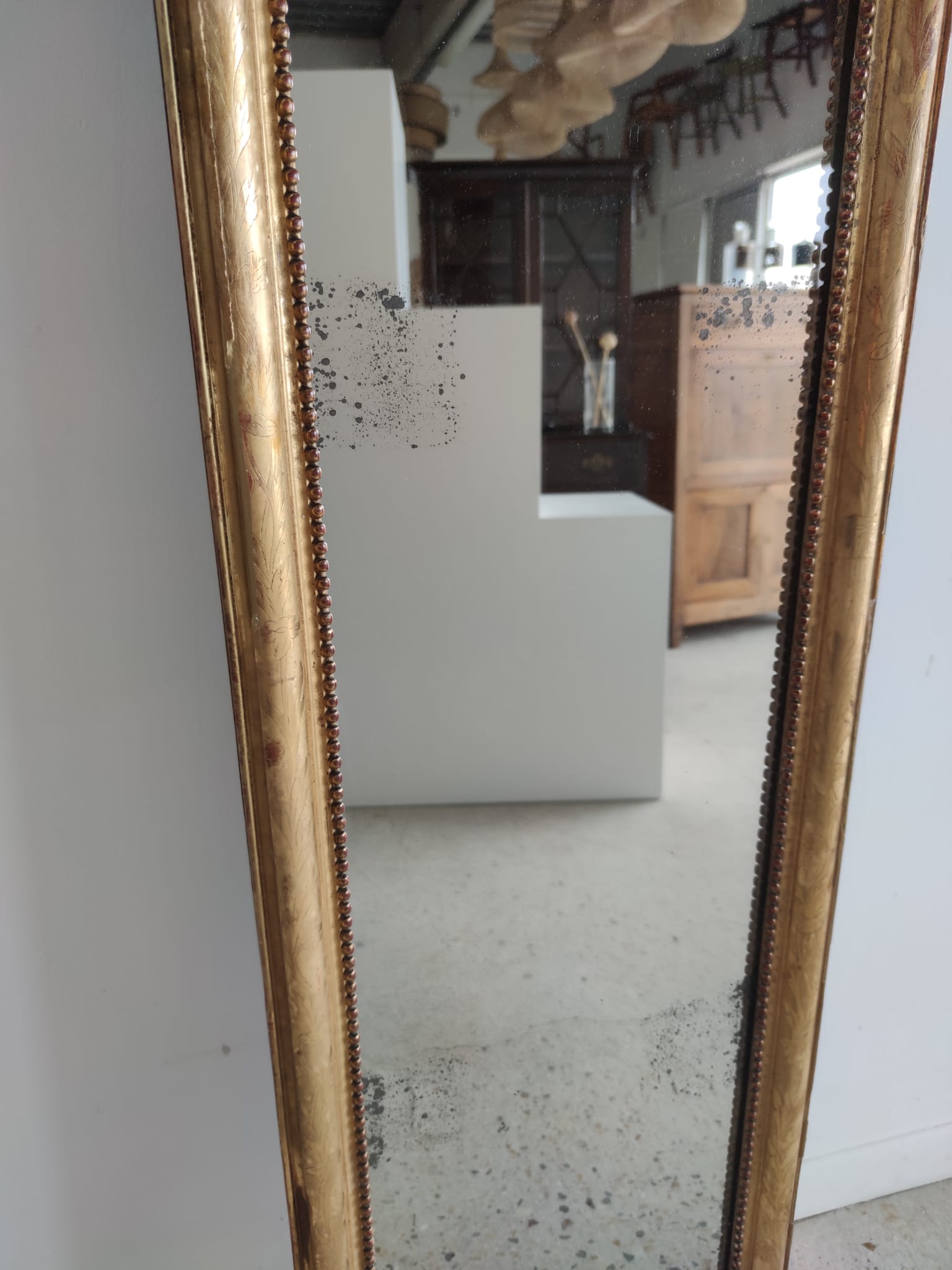 Long wooden mirror and gilded stucco with pearl rays H: 2m45 L: 40cm