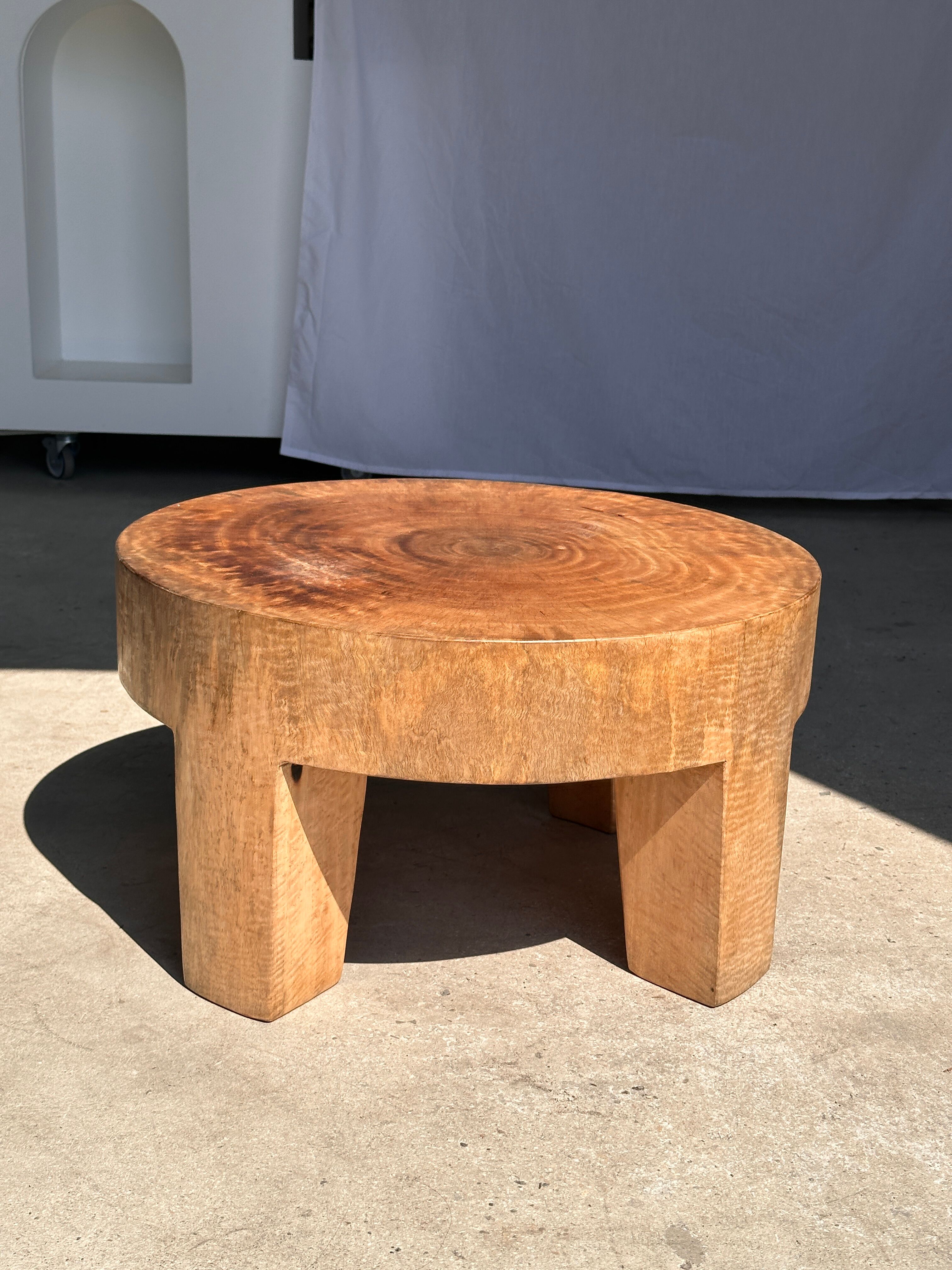 Quadripod coffee table in solid wood monoxyl natural color (dark)