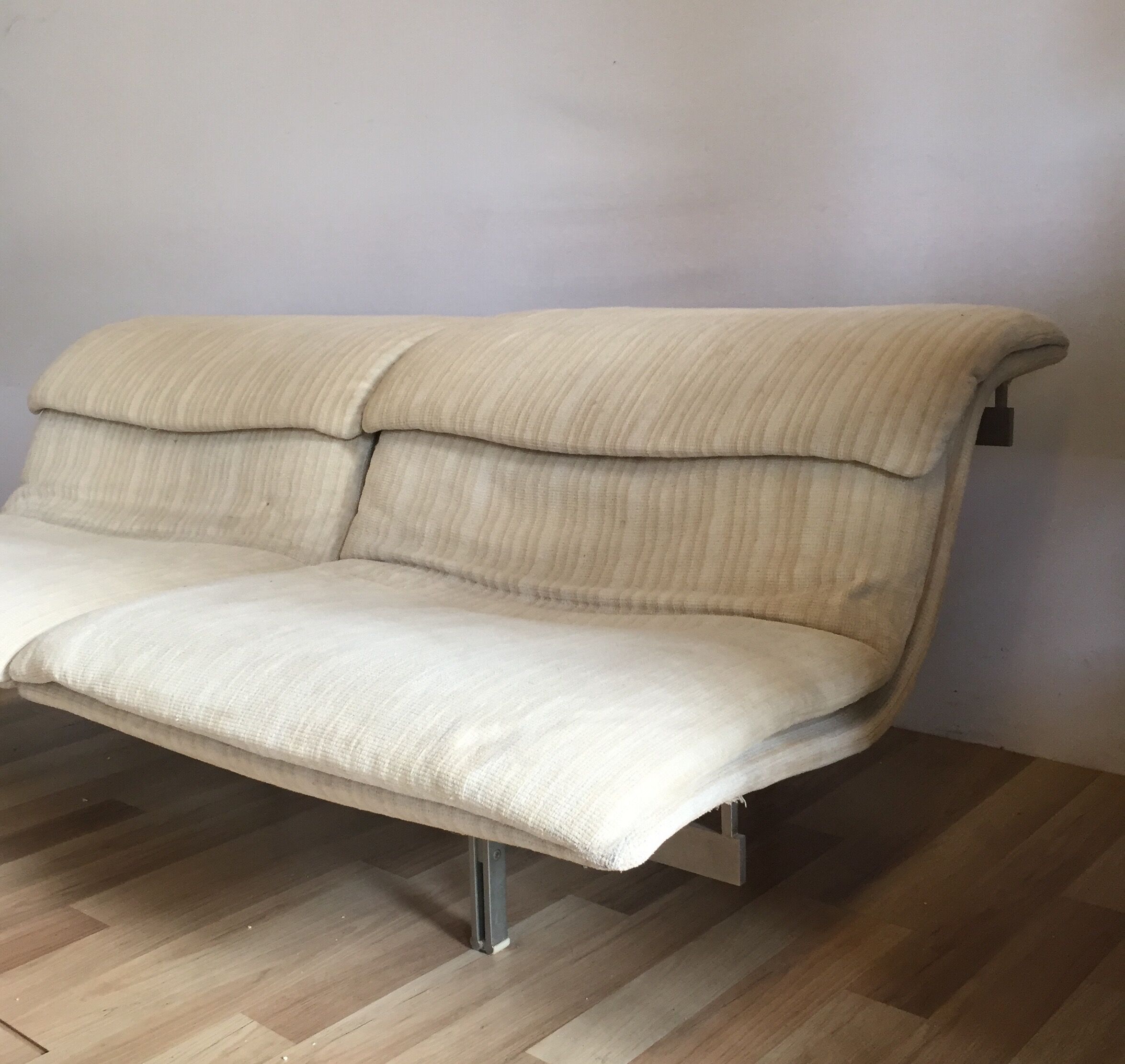Sofa by designer Giovanni Offredi for Saporiti, Wave model