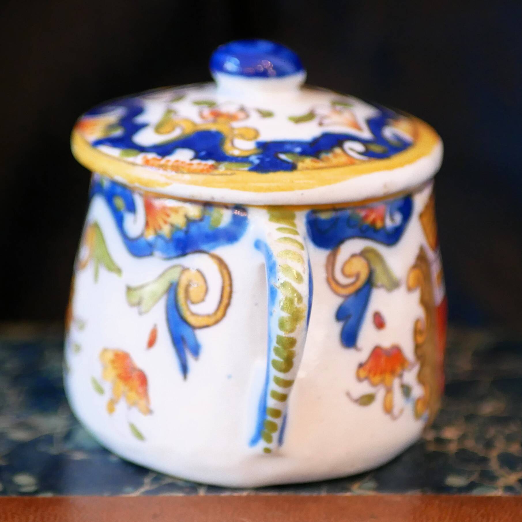 Sucrier ancien de Rouen décoré des armoiries de Saint-Nazaire