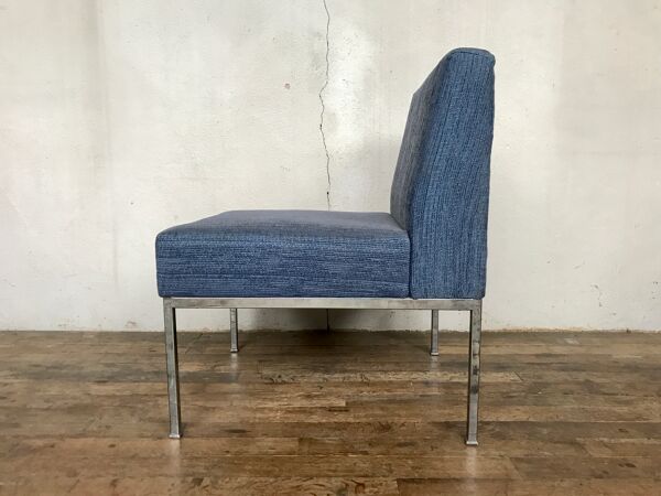 Chaise fauteuil chauffeuse pieds chrome et tissu bleu vintage, 1970