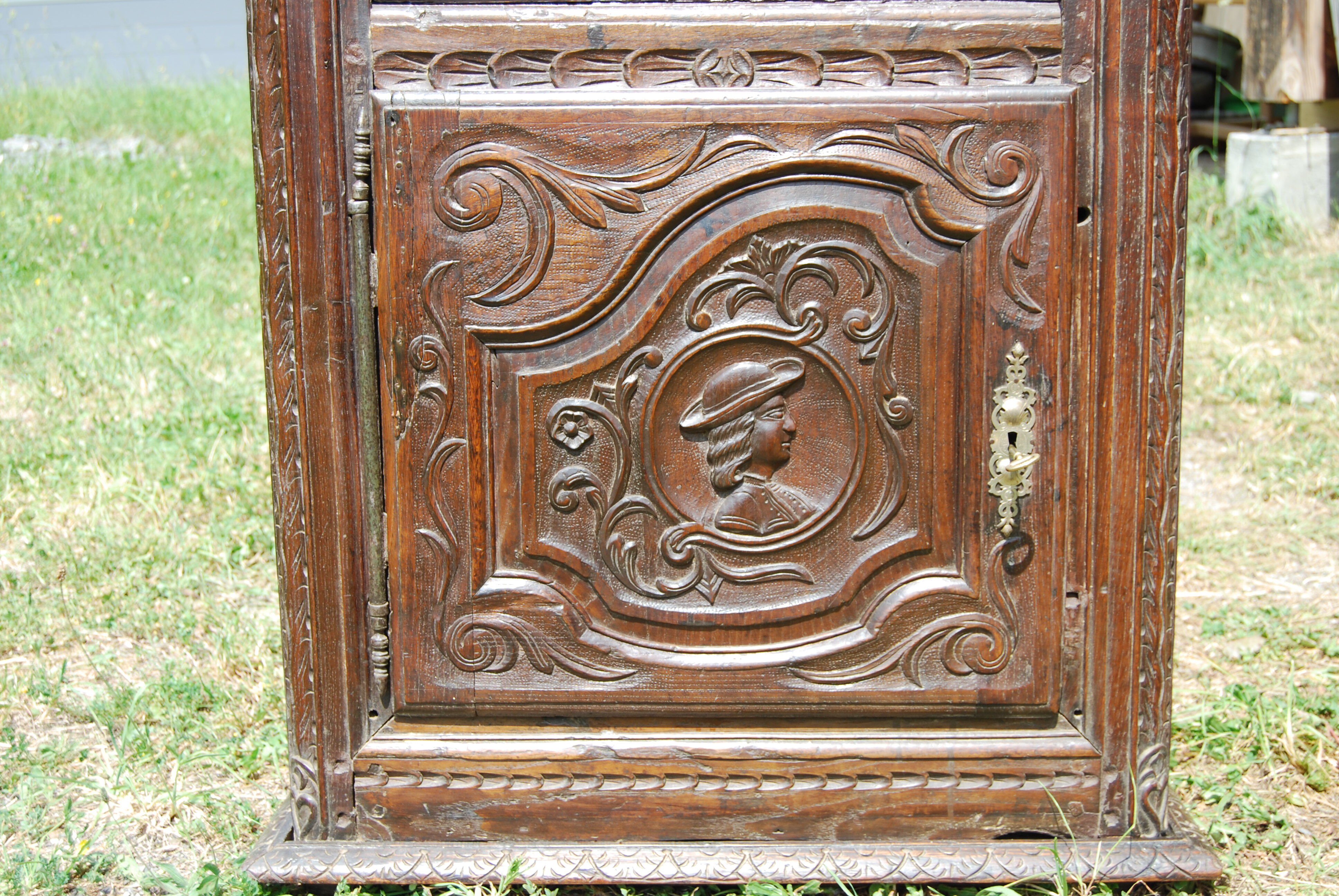 Confiturier breton sculpté ancien en chêne