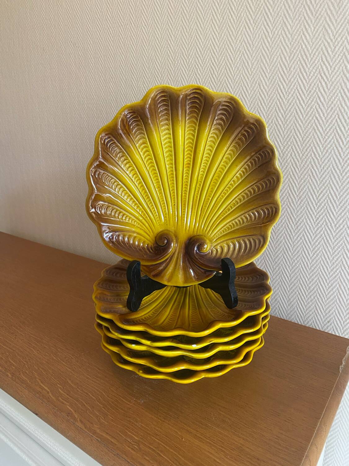 Vintage shell-shaped plates