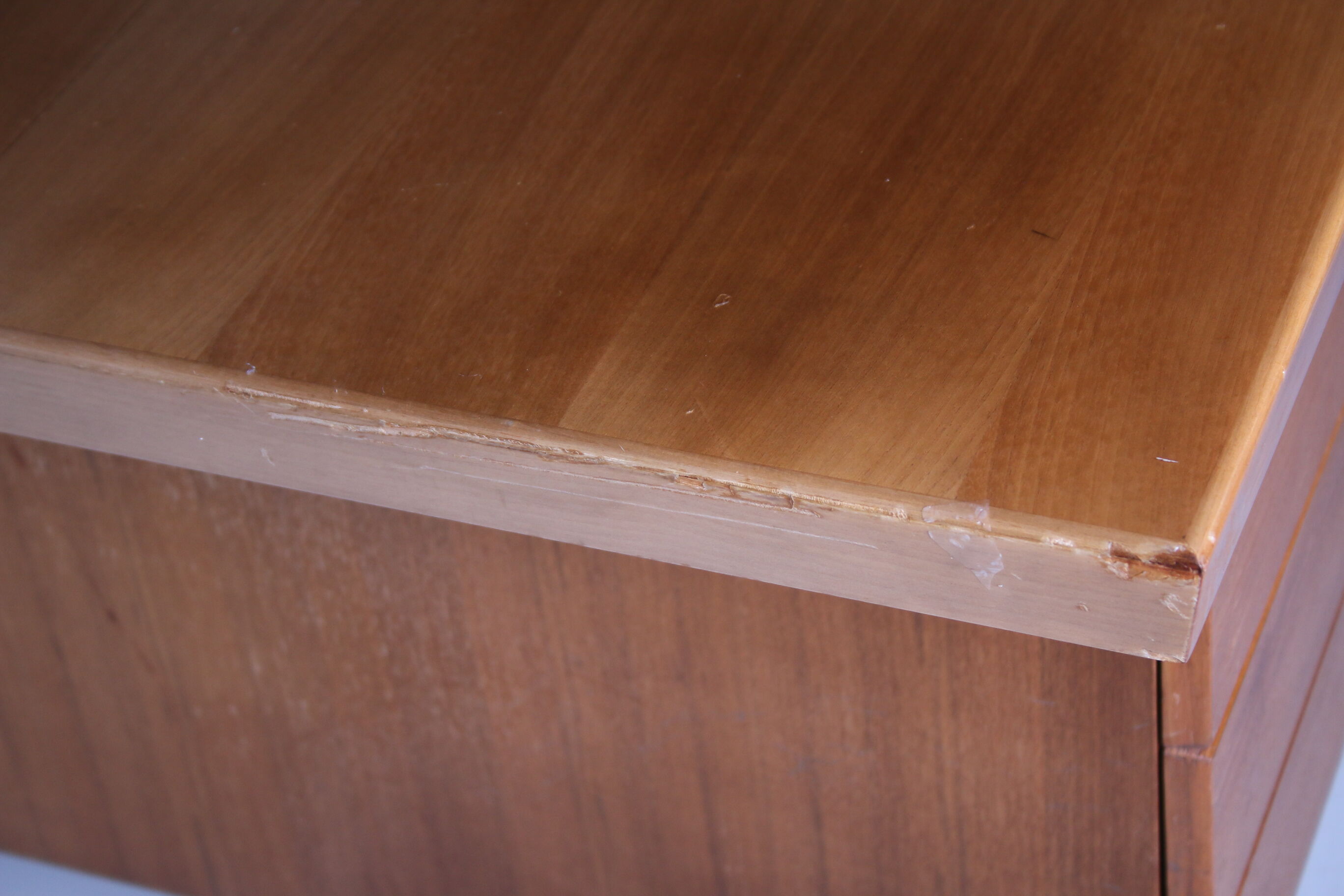 Bureau en bois avec des tiroirs