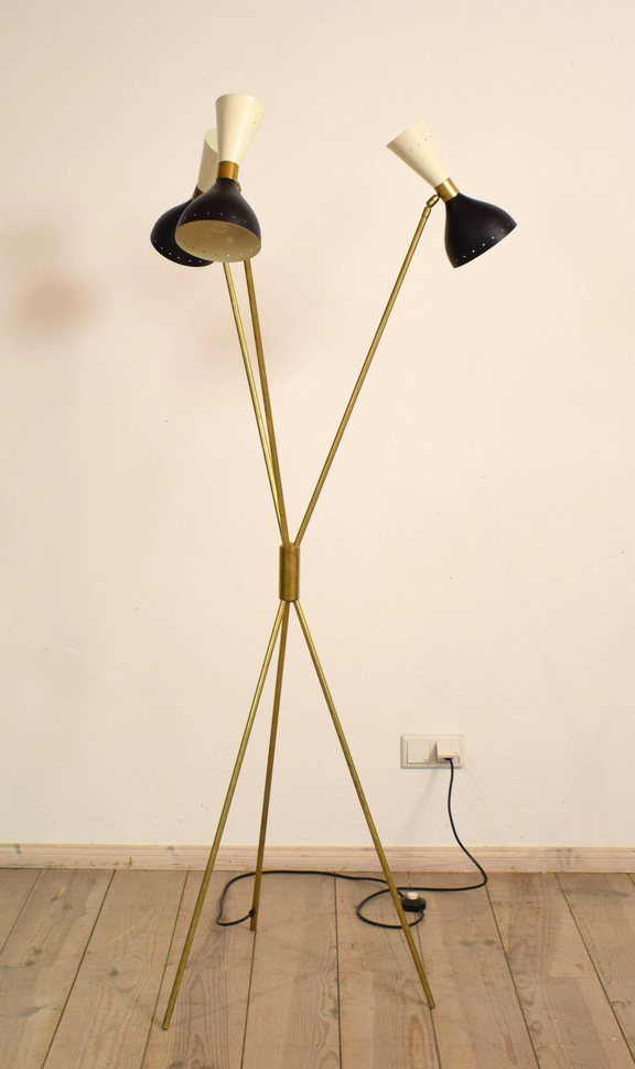 Tripod floor lamp