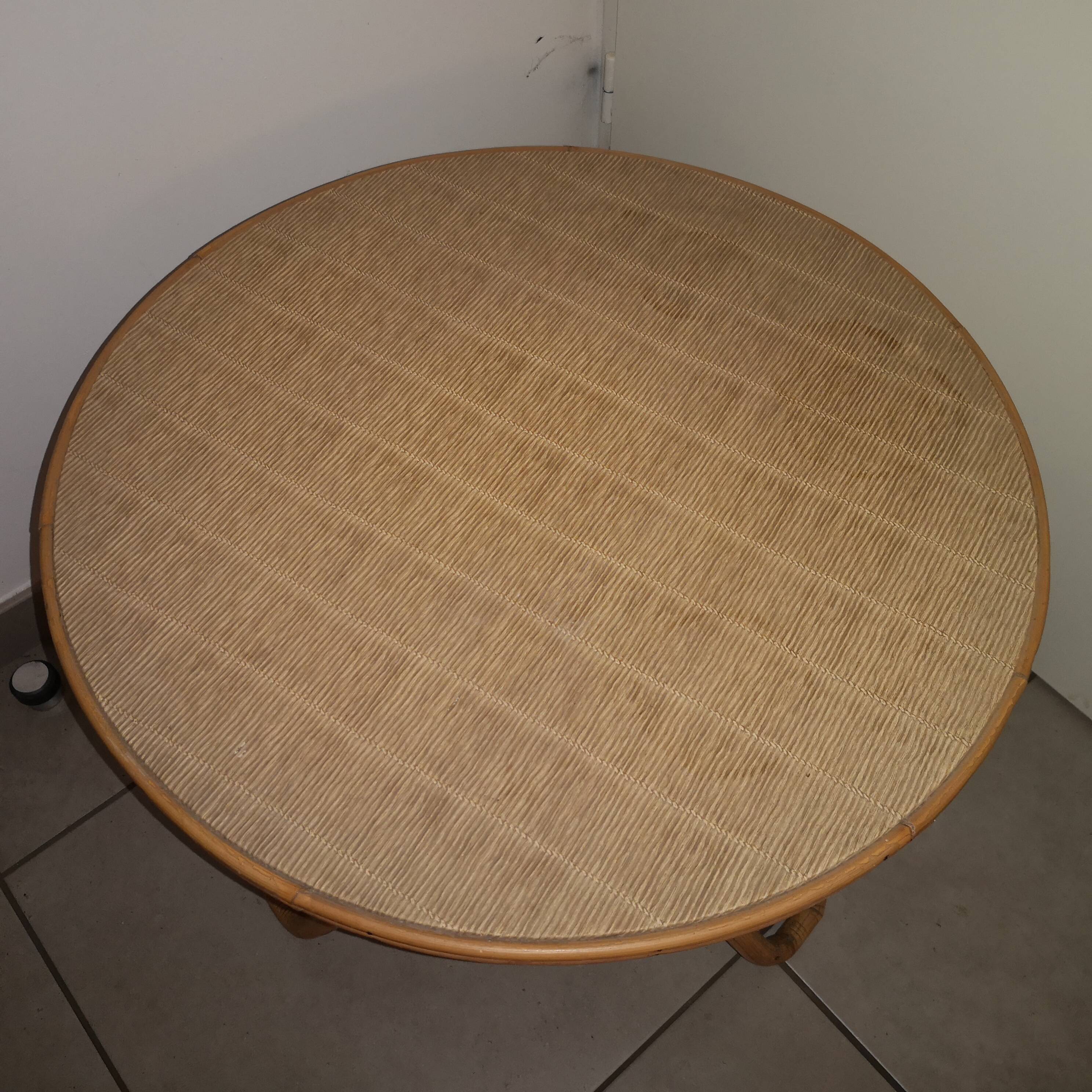 Table basse tripode en bambou dans le goût de Audoux-Minet avec porte-revues, 1950