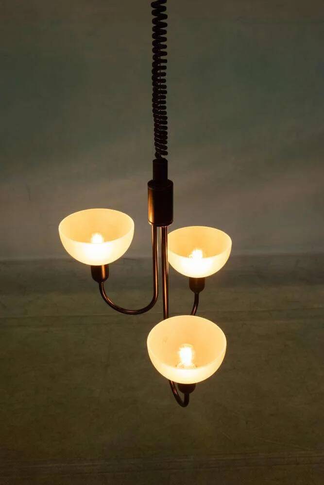 Suspension style Memphis 1960s, adjustable vintage lamp.