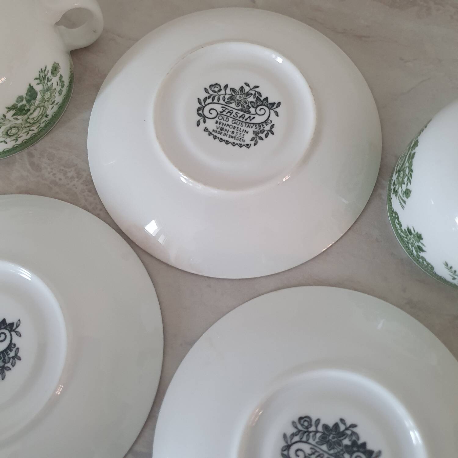 Tasses et sous-tasses en porcelaine Old Gustavberg, collection Fasan