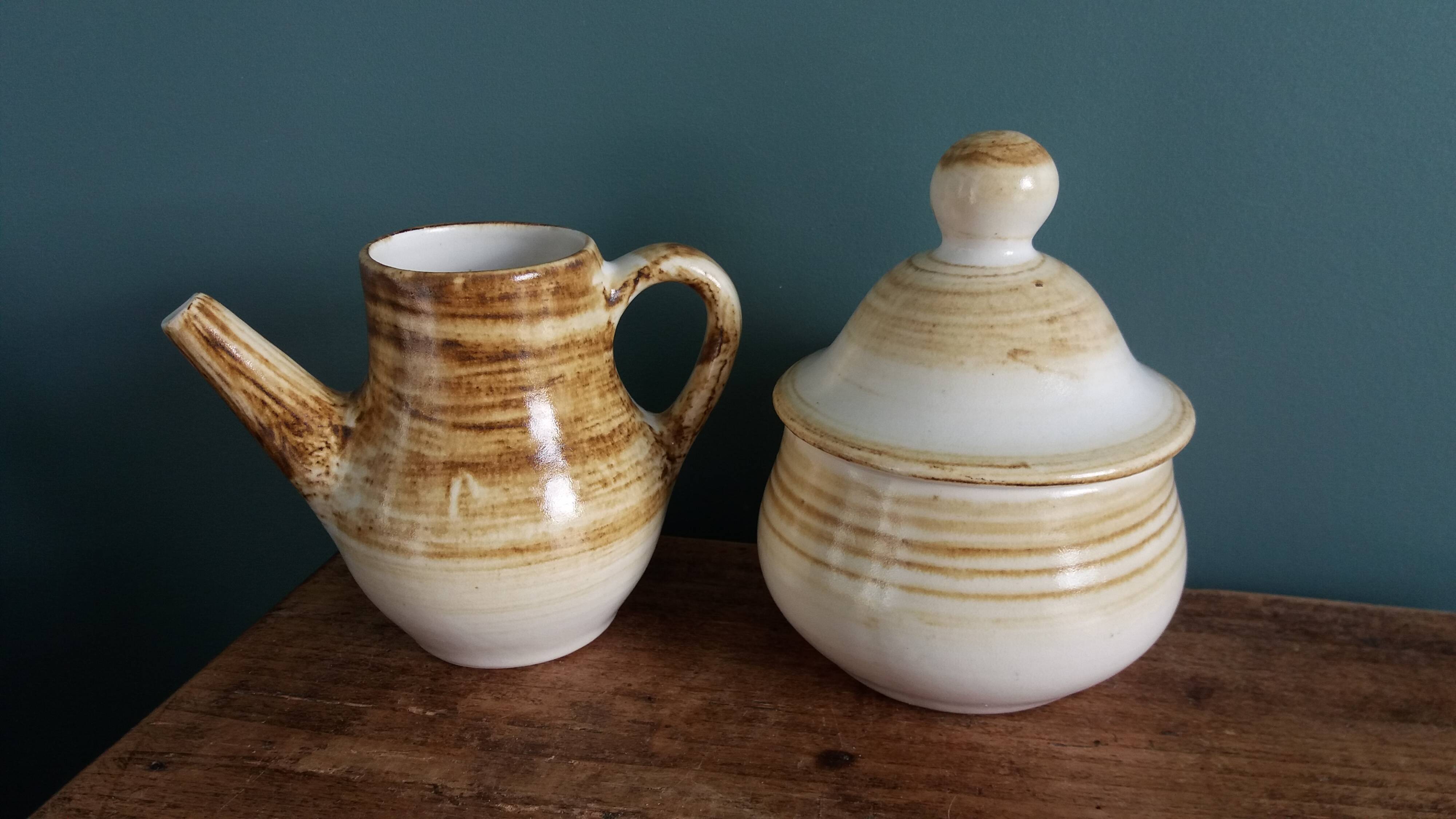 Sugar bowl and milk jug in Longchamp earthenware.