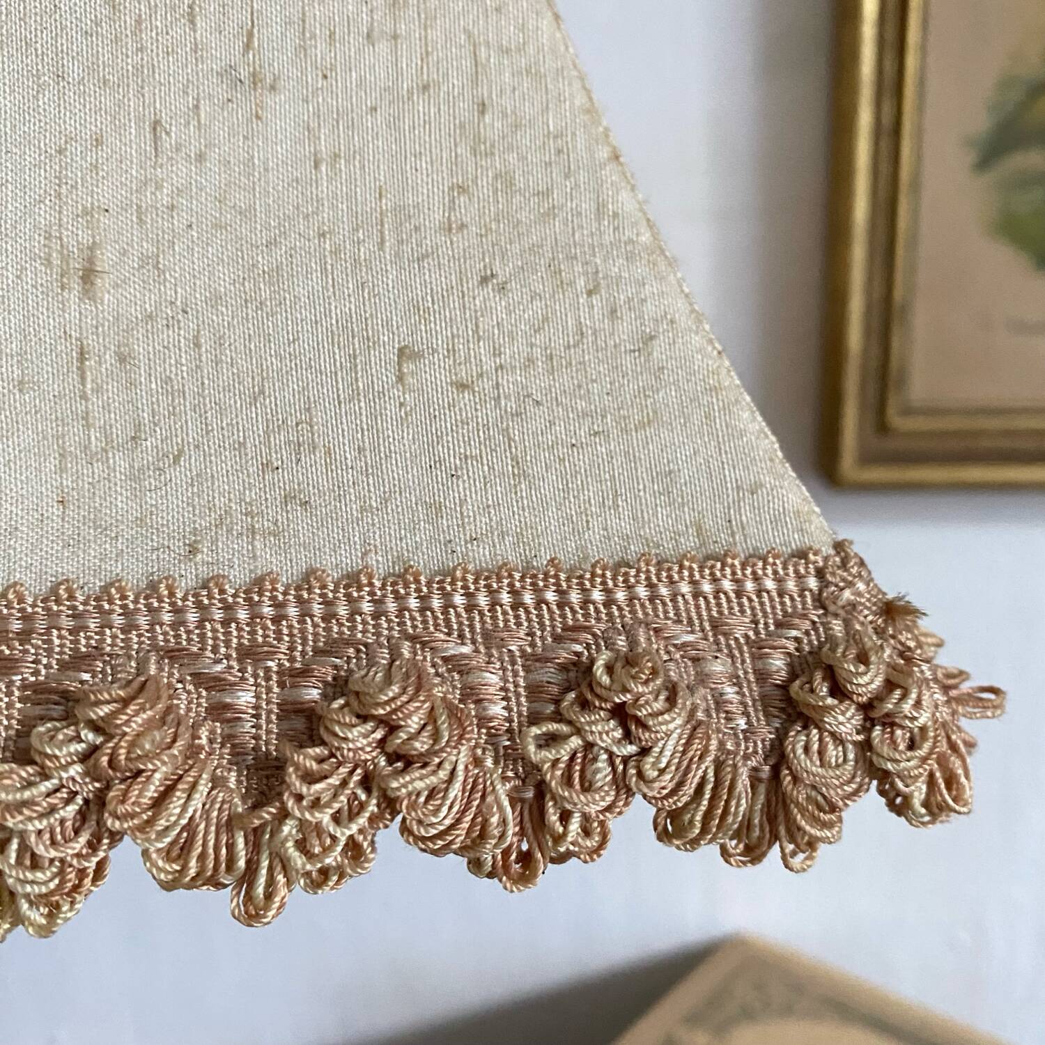 Retro lamp with pagoda lampshade