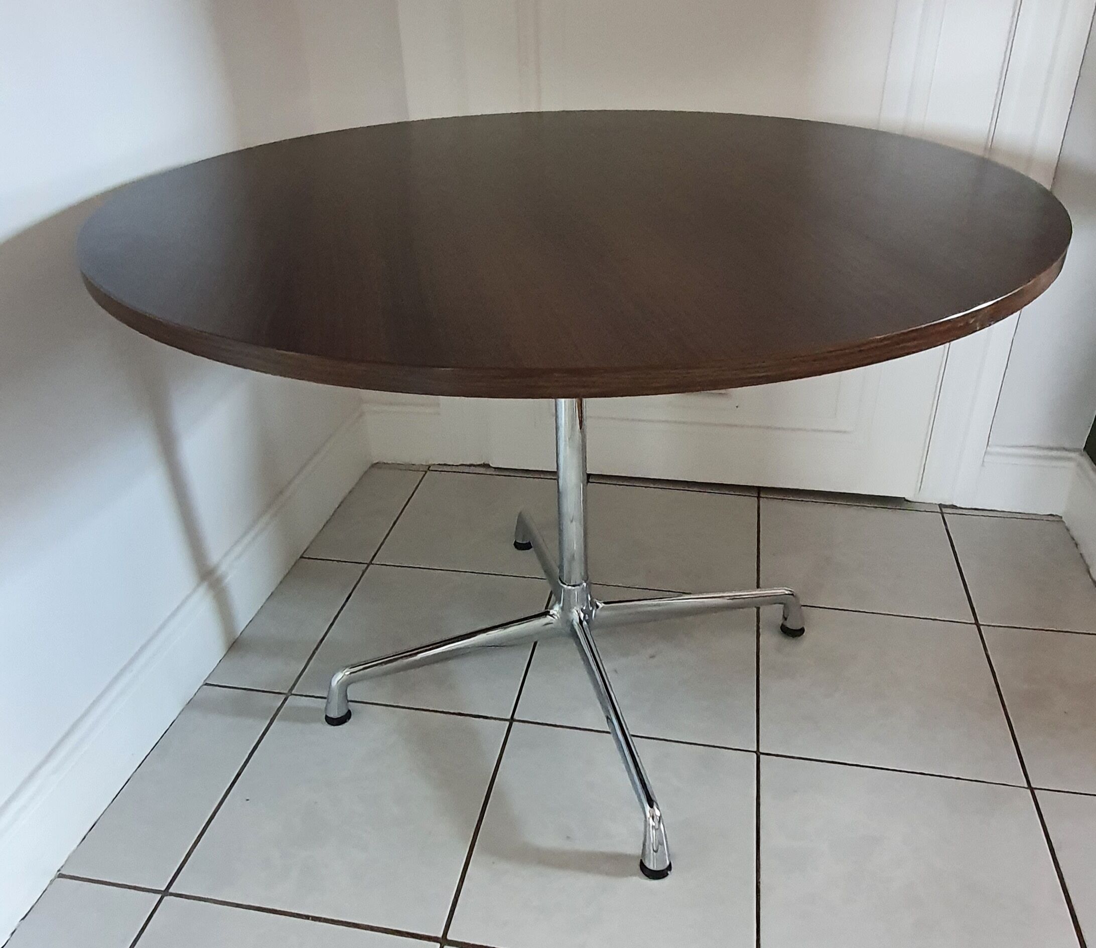 Table "contract base" design Charles et Ray Eames édition Vitra