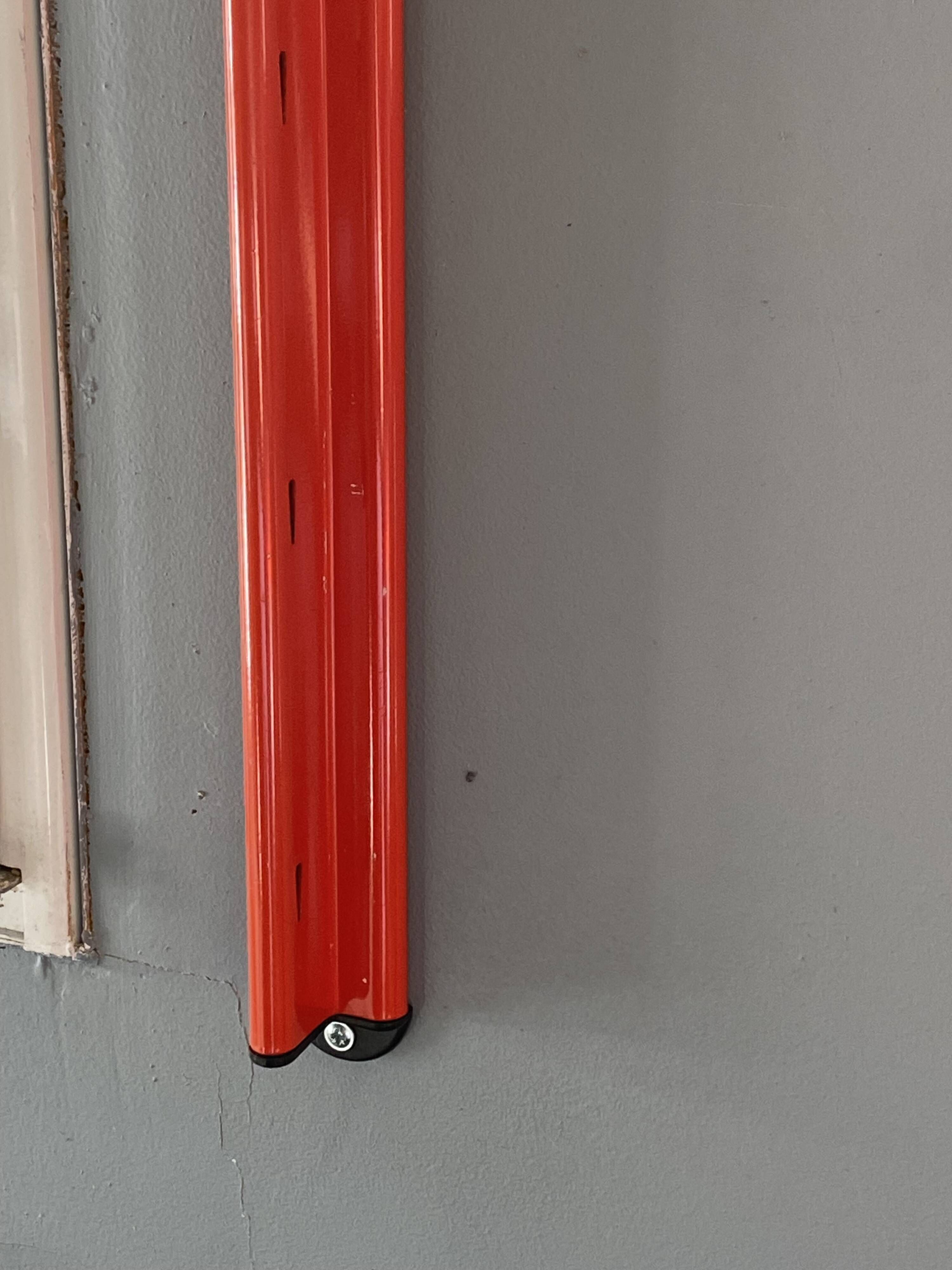 Modular red metal wall shelf in Congresso Lips Vago style.