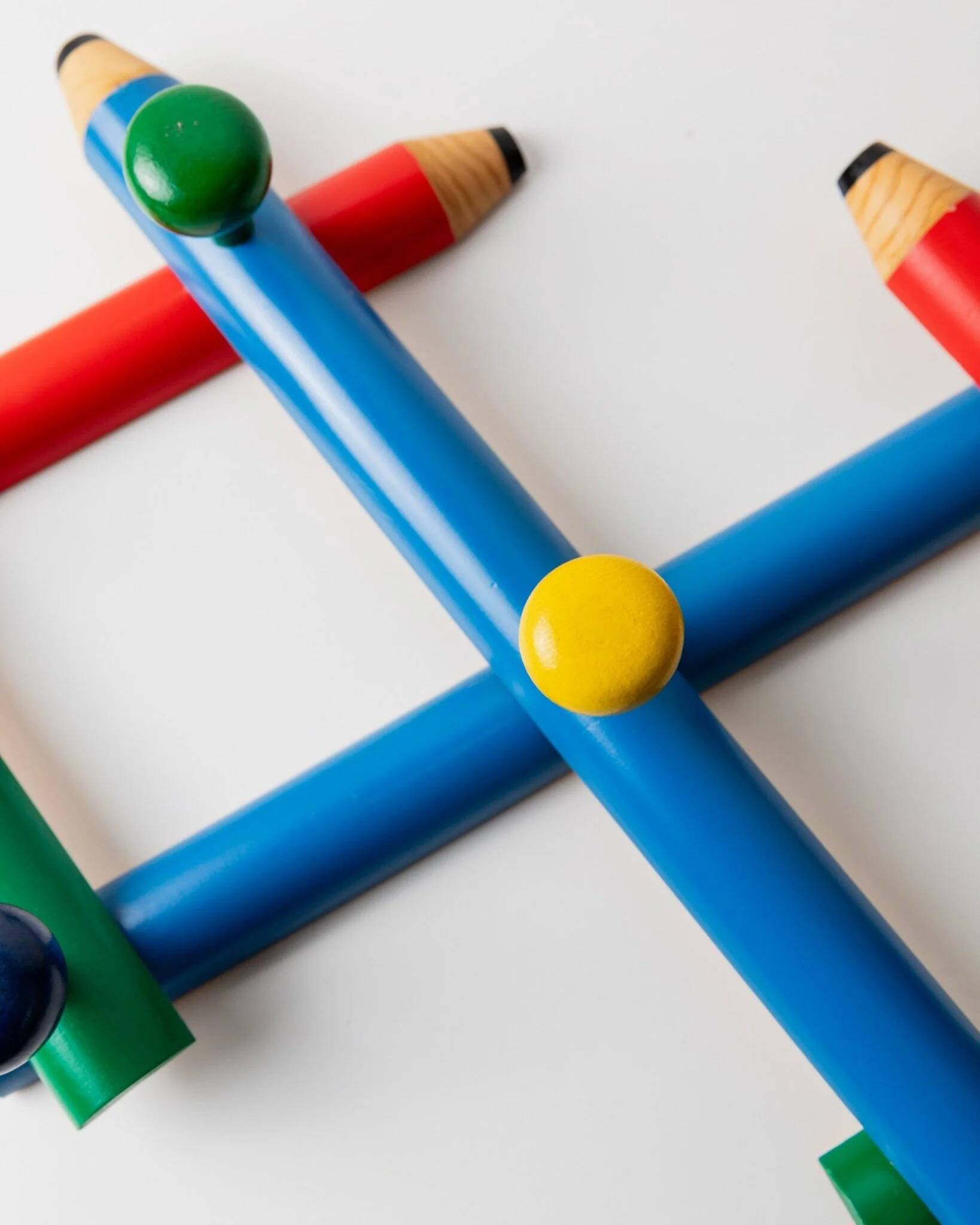 Vintage coat rack from the 1980s in the style of Pierre Sala, Memphis style, pencil pattern, extendable, 7 hooks.