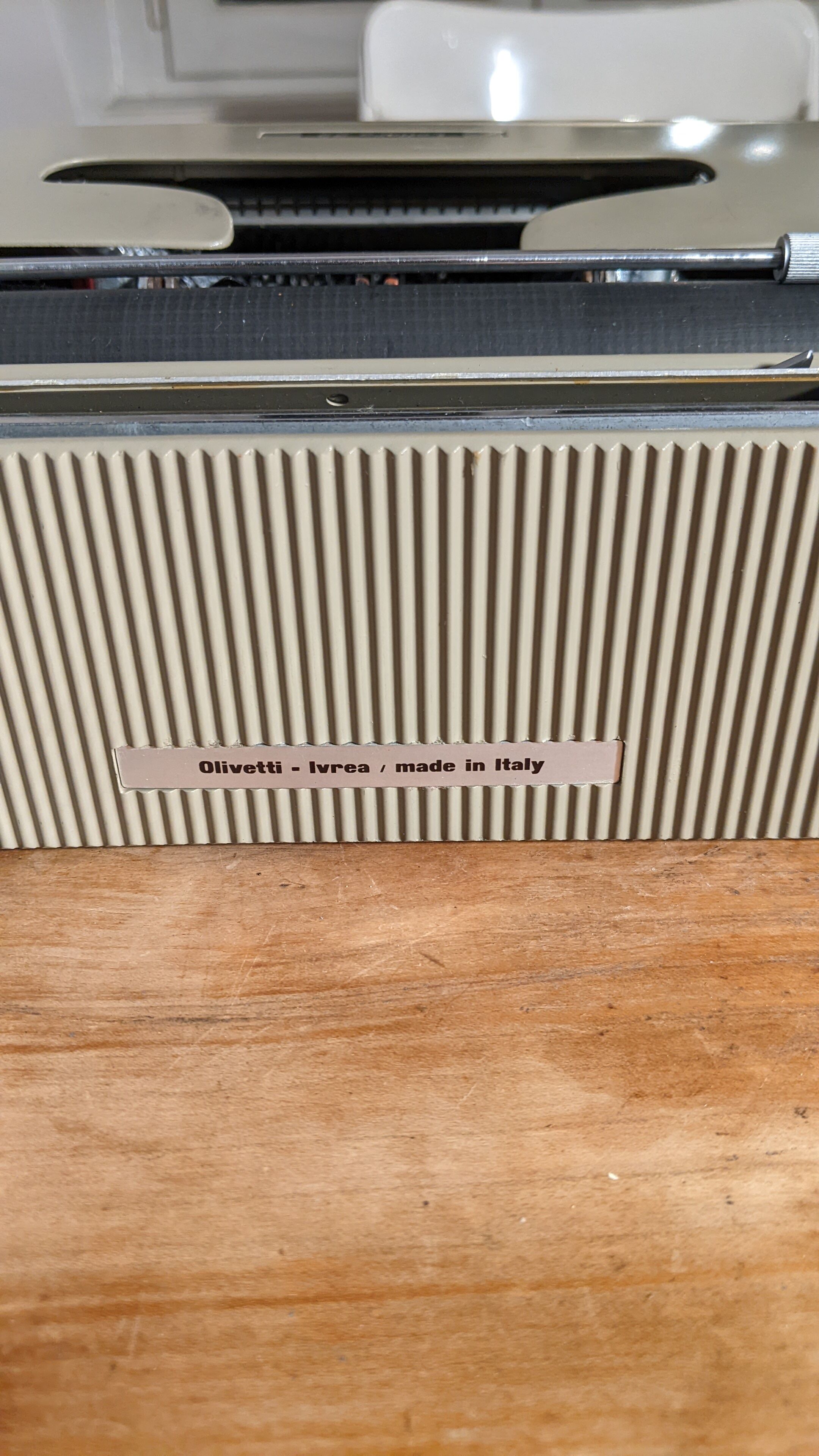 Typewriter Olivetti Lettera 22