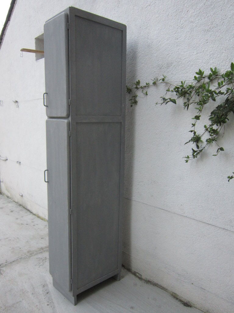 Boarding wooden wardrobe closet