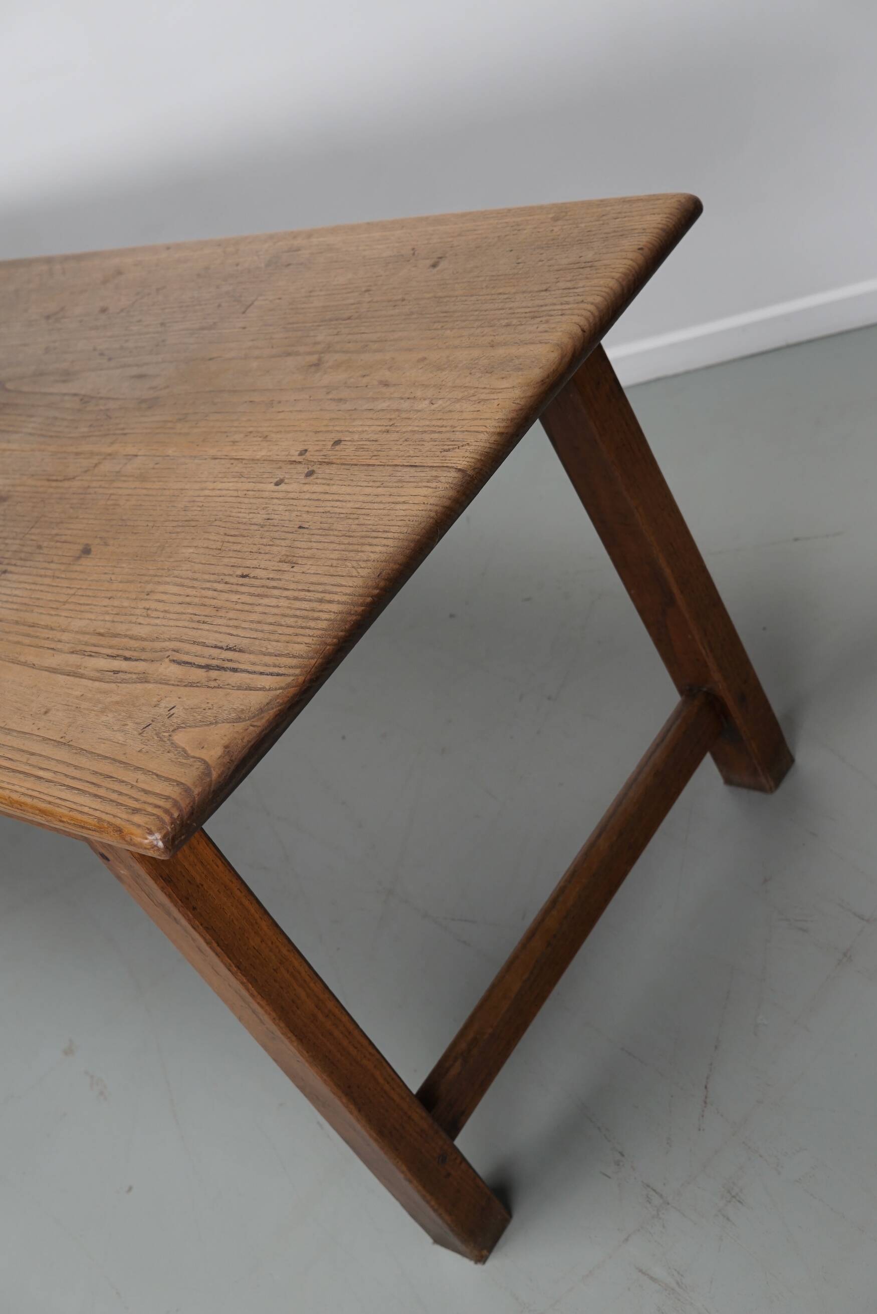 Grande table à manger rustique française du XIXe siècle en orme et chêne