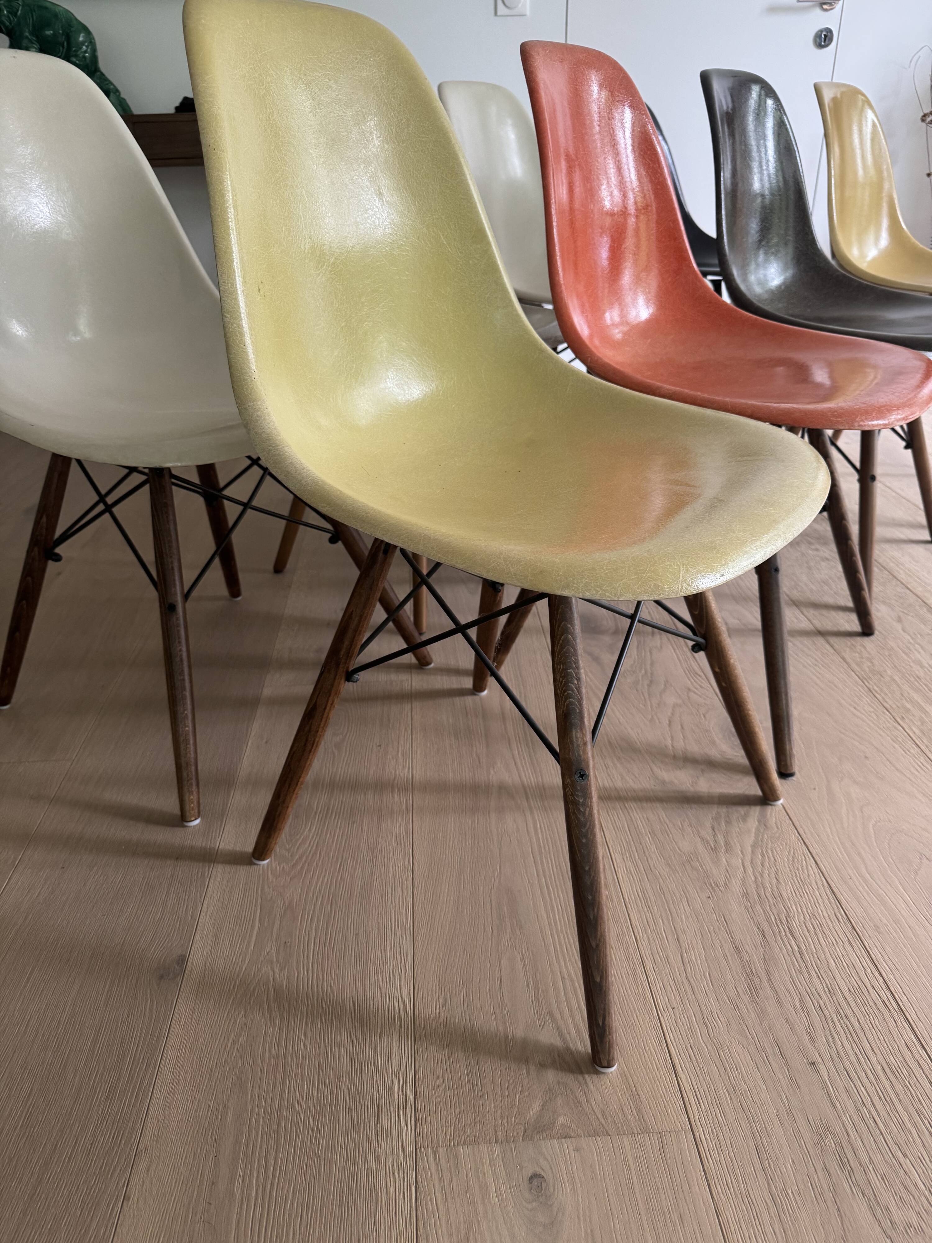 8 chaises Eames par Herman Miller