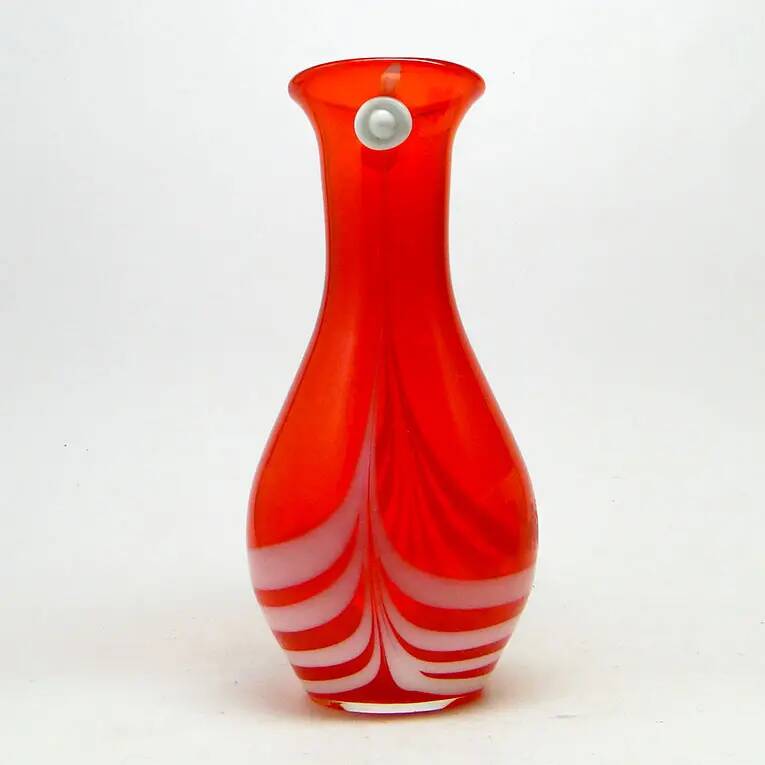Vase avec œillet, moderne du milieu du siècle, en verre rouge, conçu par L. Fiedorowicz, Pologne, années 1970.