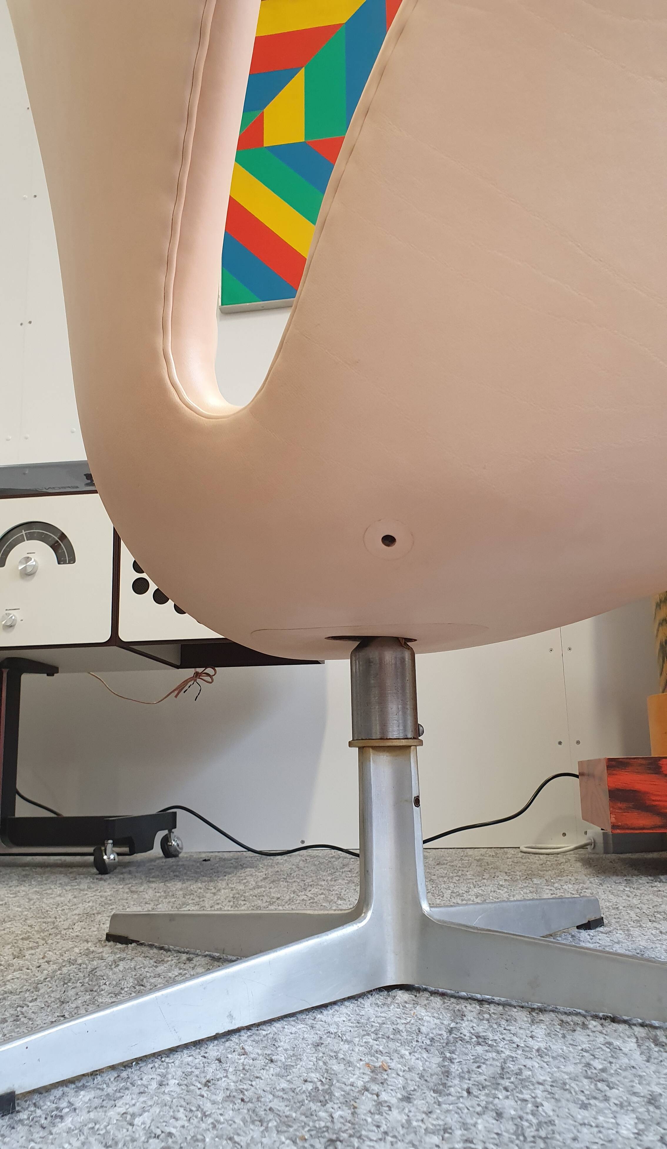 Arne Jacobsen natural leather swan chair by Fritz Hansen