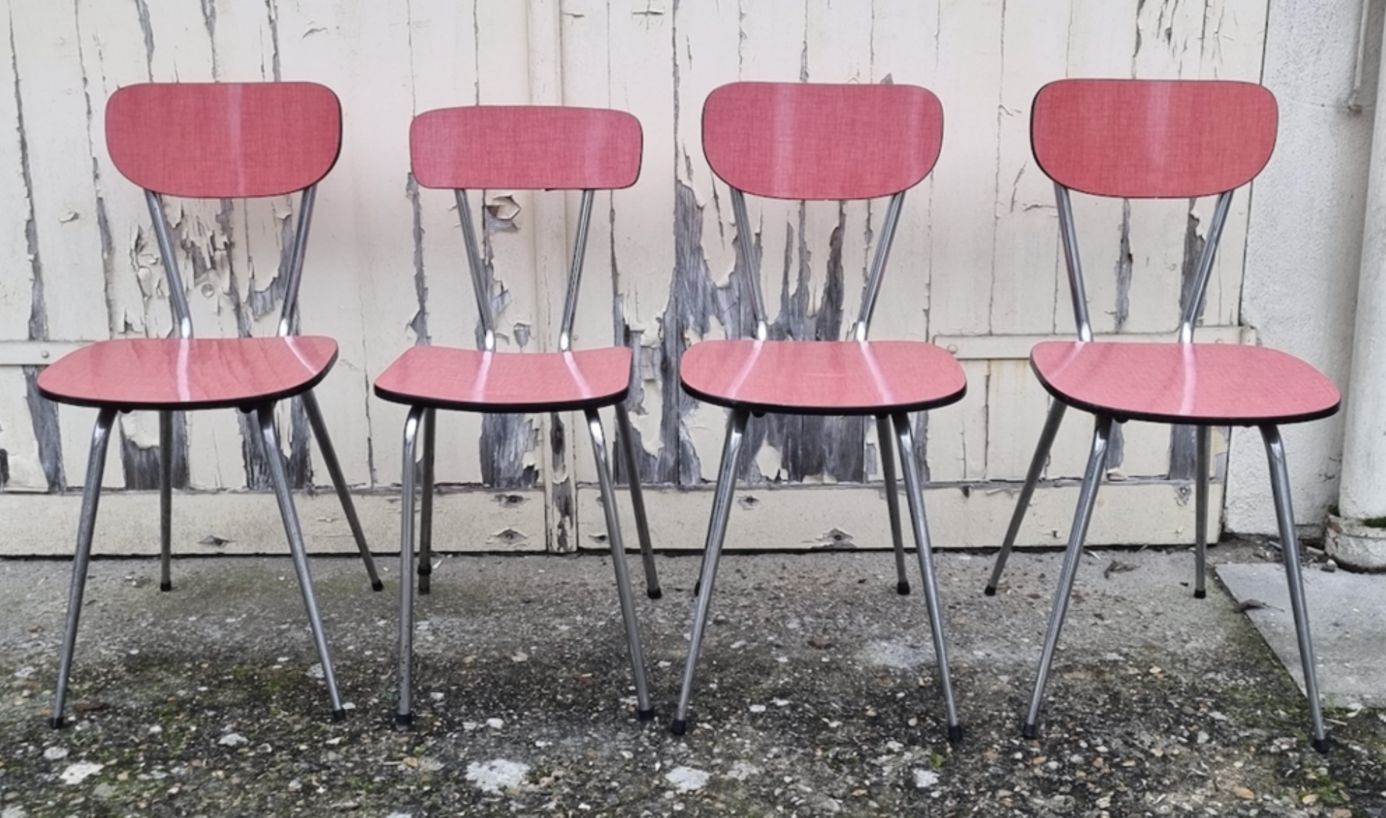 Red / pink formica table and its 4 chairs, vintage 70s.