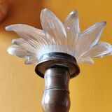 Paire de bougeoirs en laiton et bobèches en forme de fleur en verre opaque
