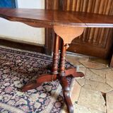 Foldable "violin" side table