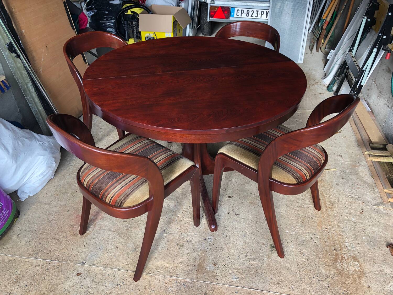 Baumann extendable round dining table and 4 gondola chairs
