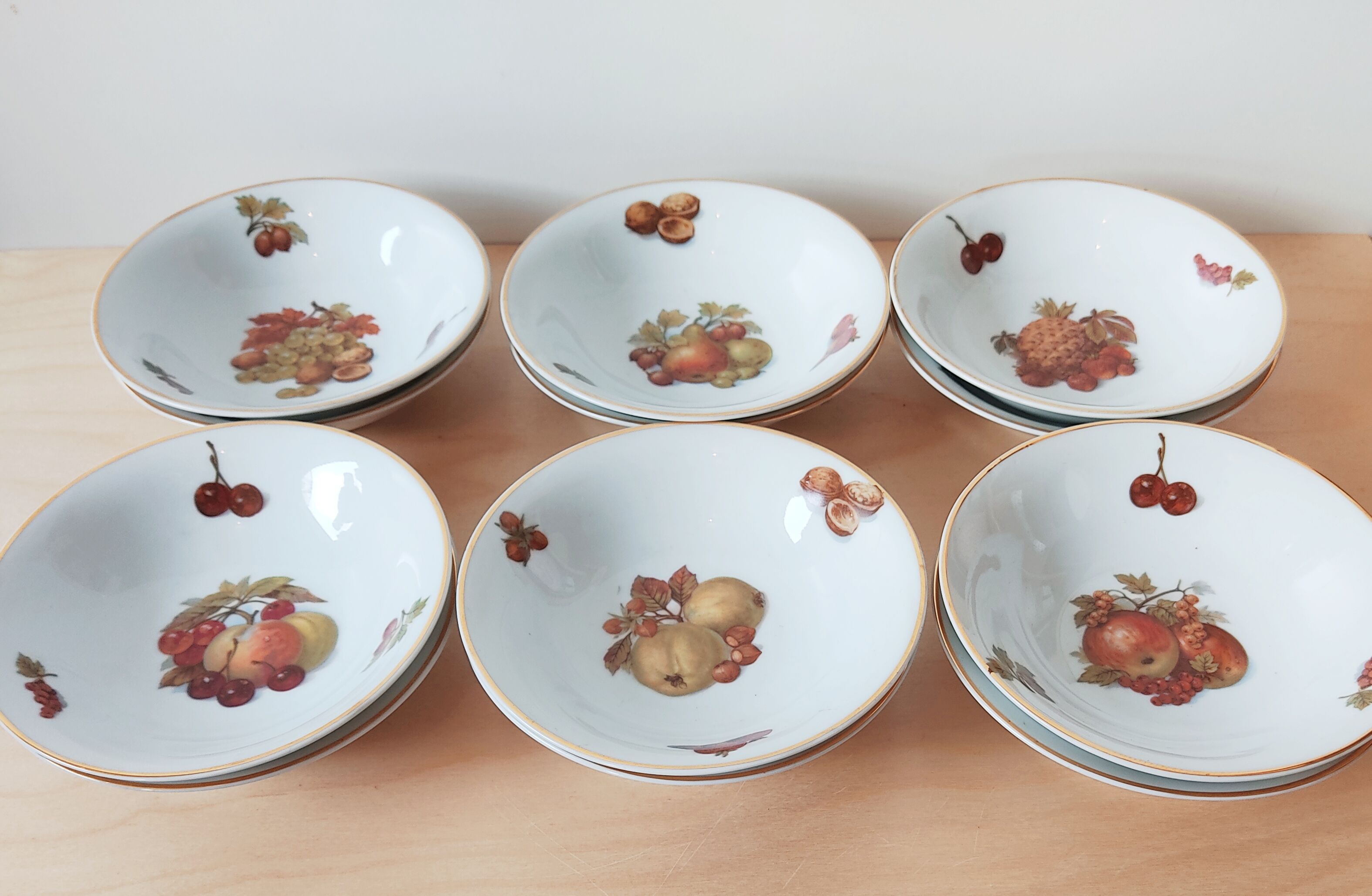 Set of 12 bowls decorated with Creartis Renaix fruit