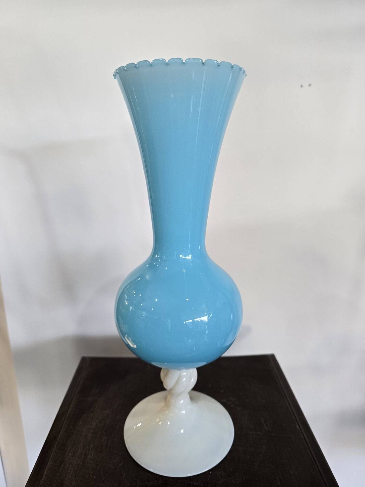 Paire de vase en verre soufflé bleu opalin – H. 35 cm